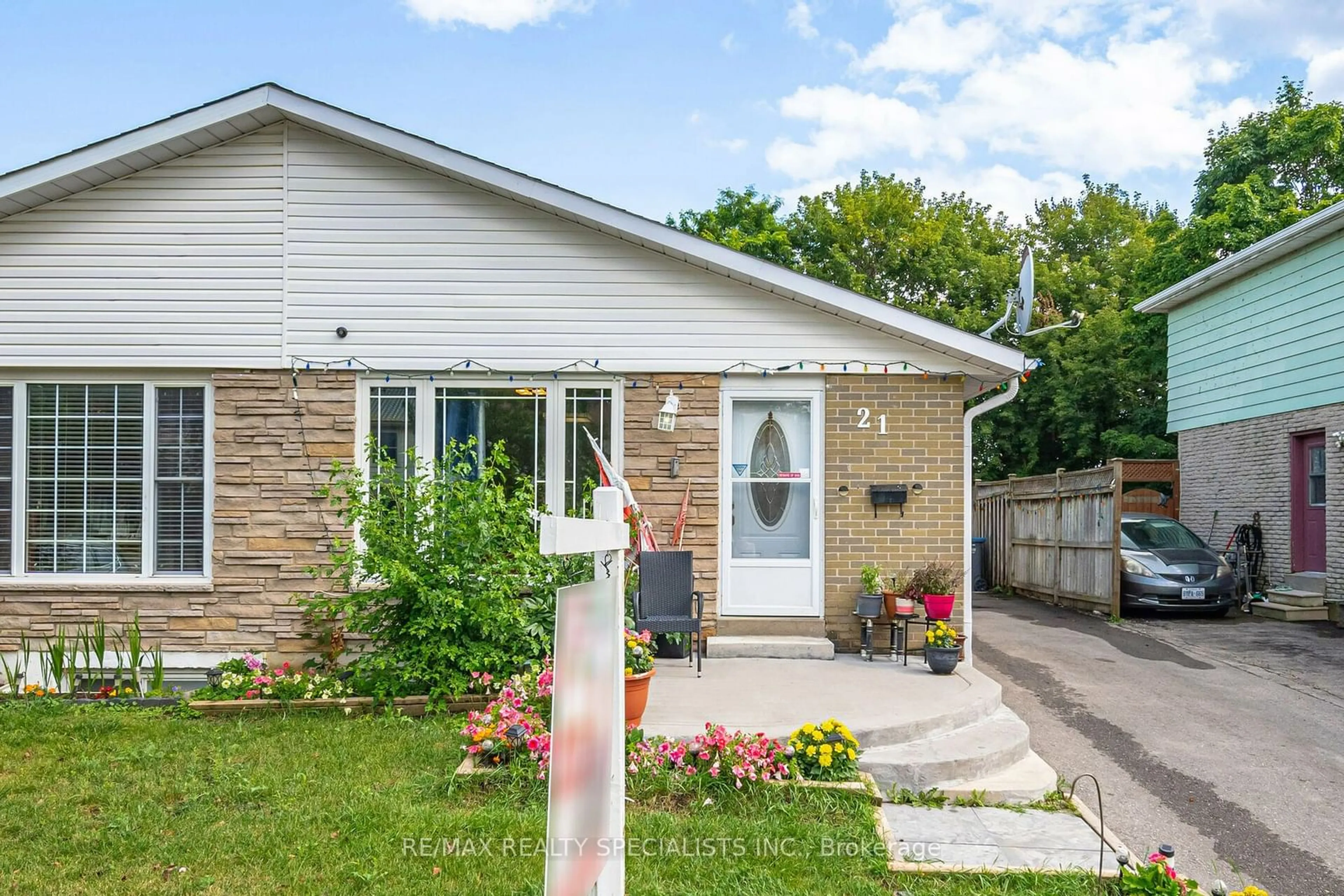 Frontside or backside of a home, cottage for 21 Crawford Dr, Brampton Ontario L6V 2C6