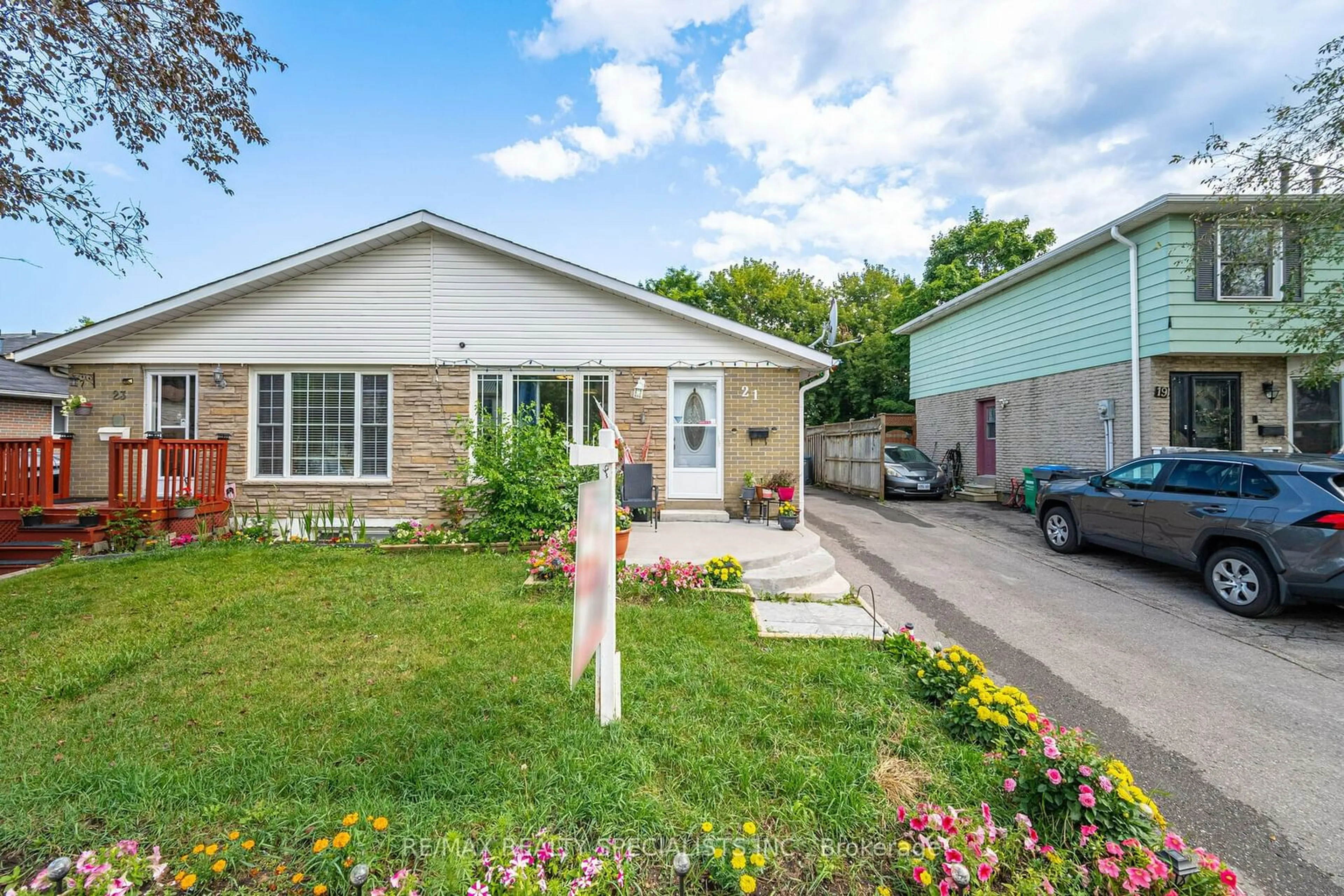 Frontside or backside of a home, cottage for 21 Crawford Dr, Brampton Ontario L6V 2C6