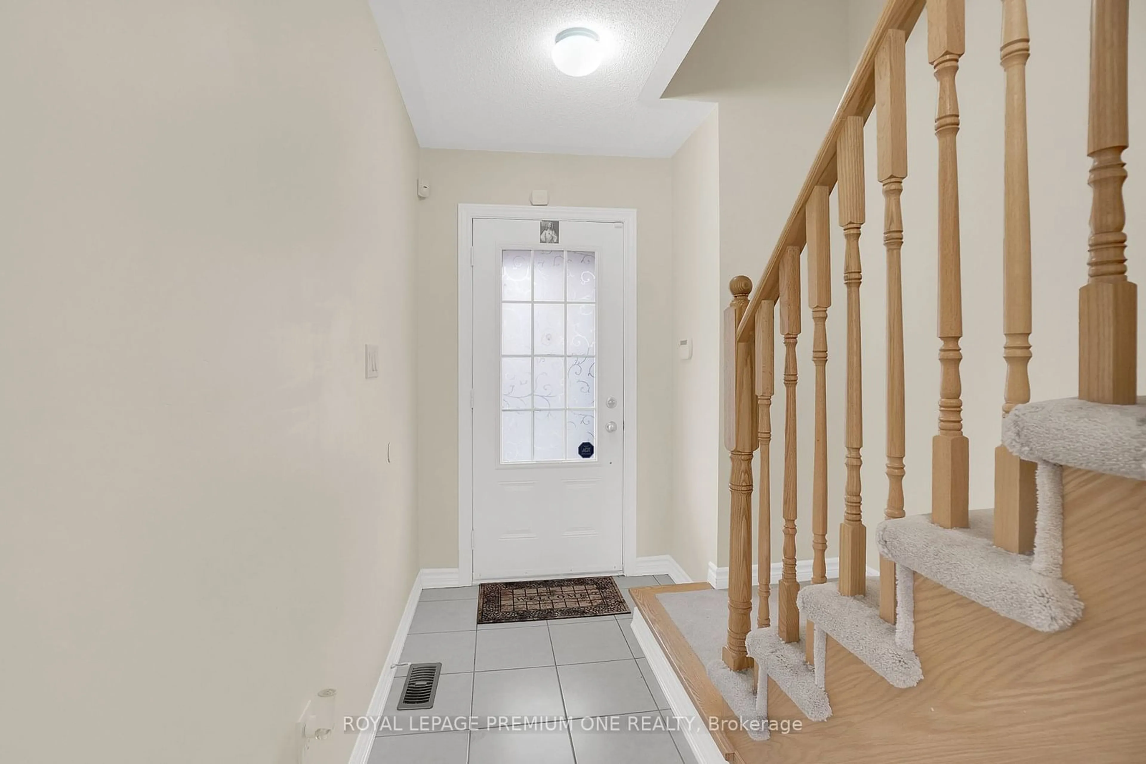 Indoor entryway, wood floors for 46 Kayak Hts, Brampton Ontario L6Z 0H9