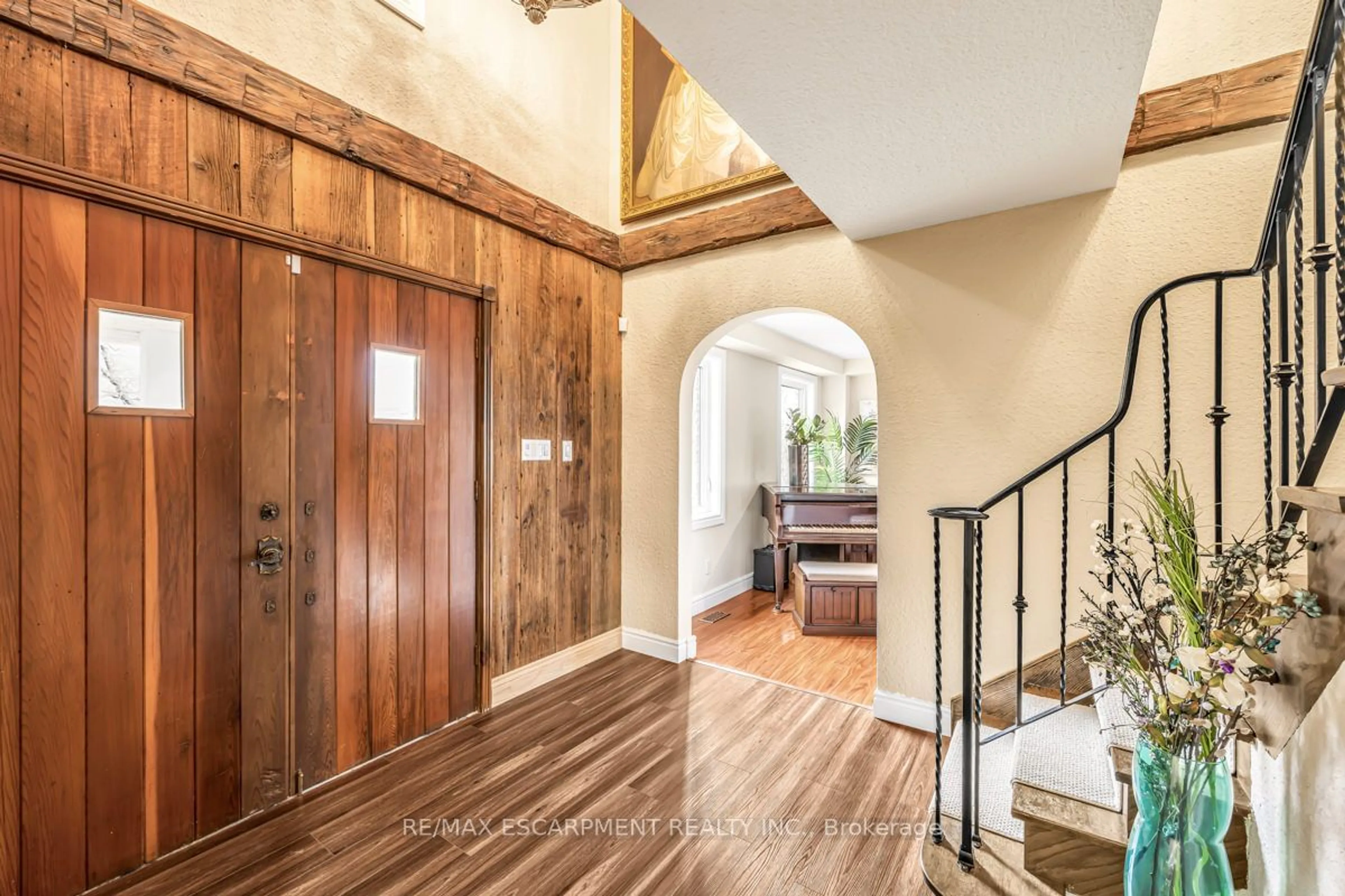 Indoor entryway for 4316 Derry Rd, Burlington Ontario L7M 0R5