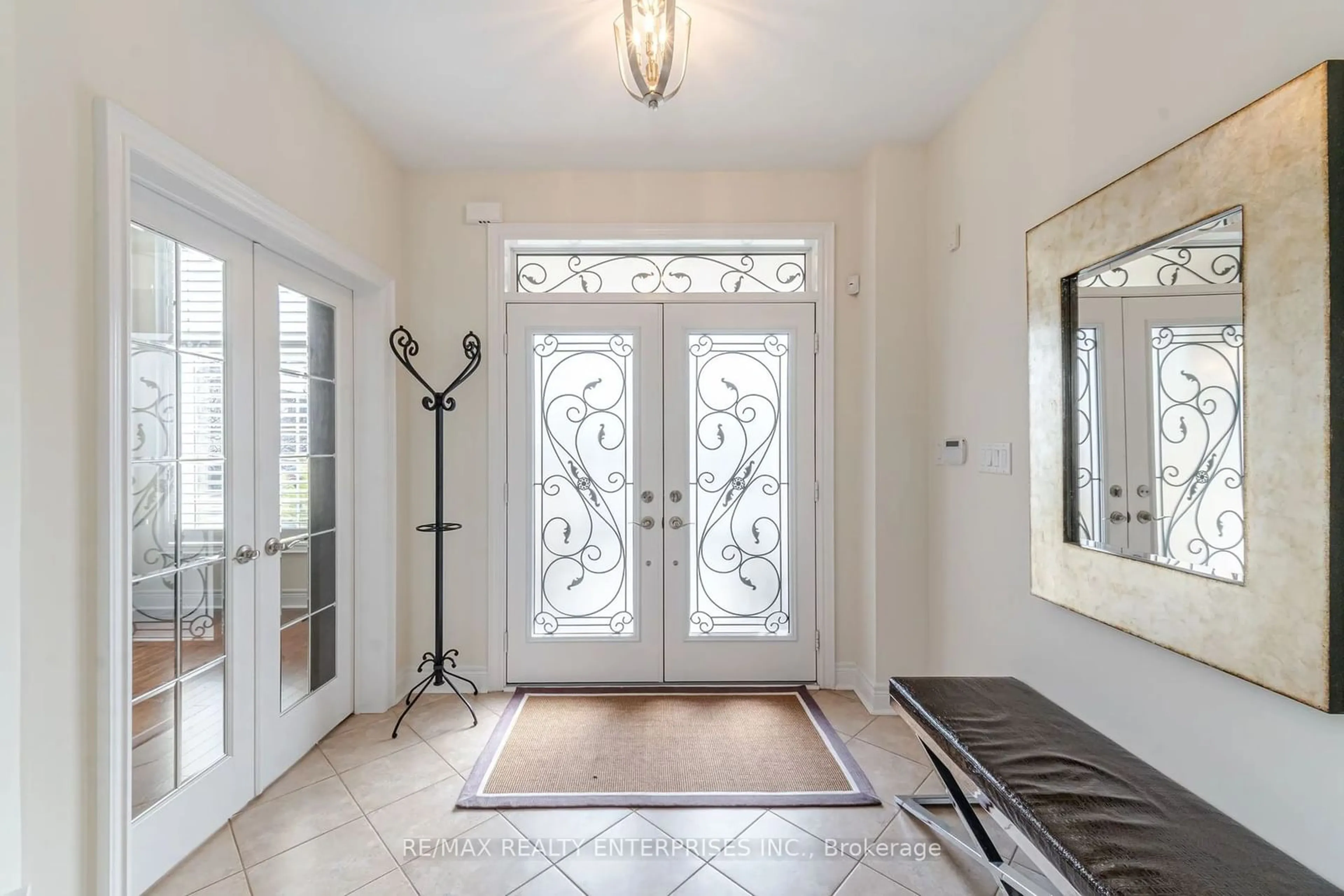 Indoor entryway, wood floors for 3312 Liptay Ave, Oakville Ontario L6M 0N1