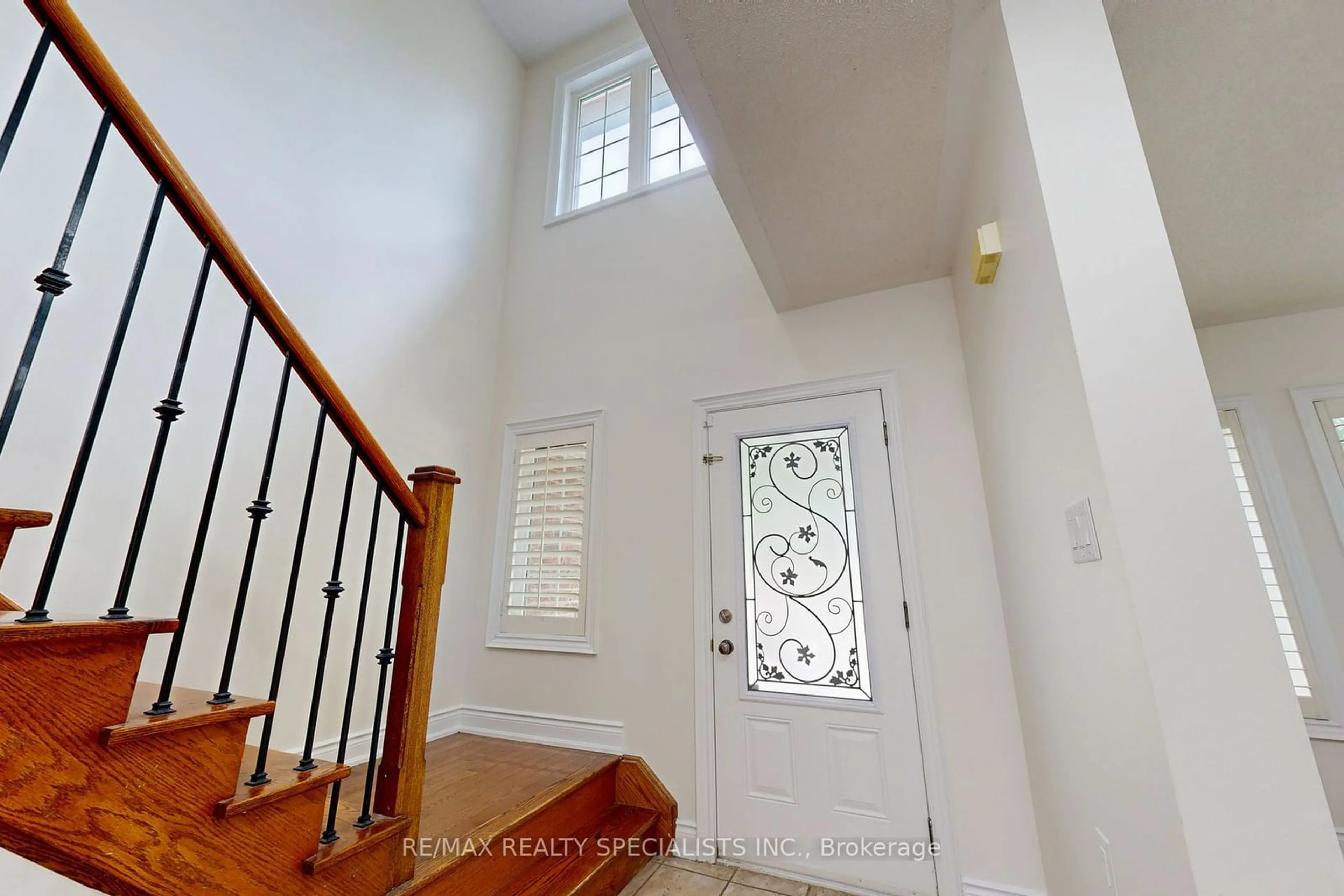 Indoor entryway for 6028 Silken Laumann Way, Mississauga Ontario L5V 3A3