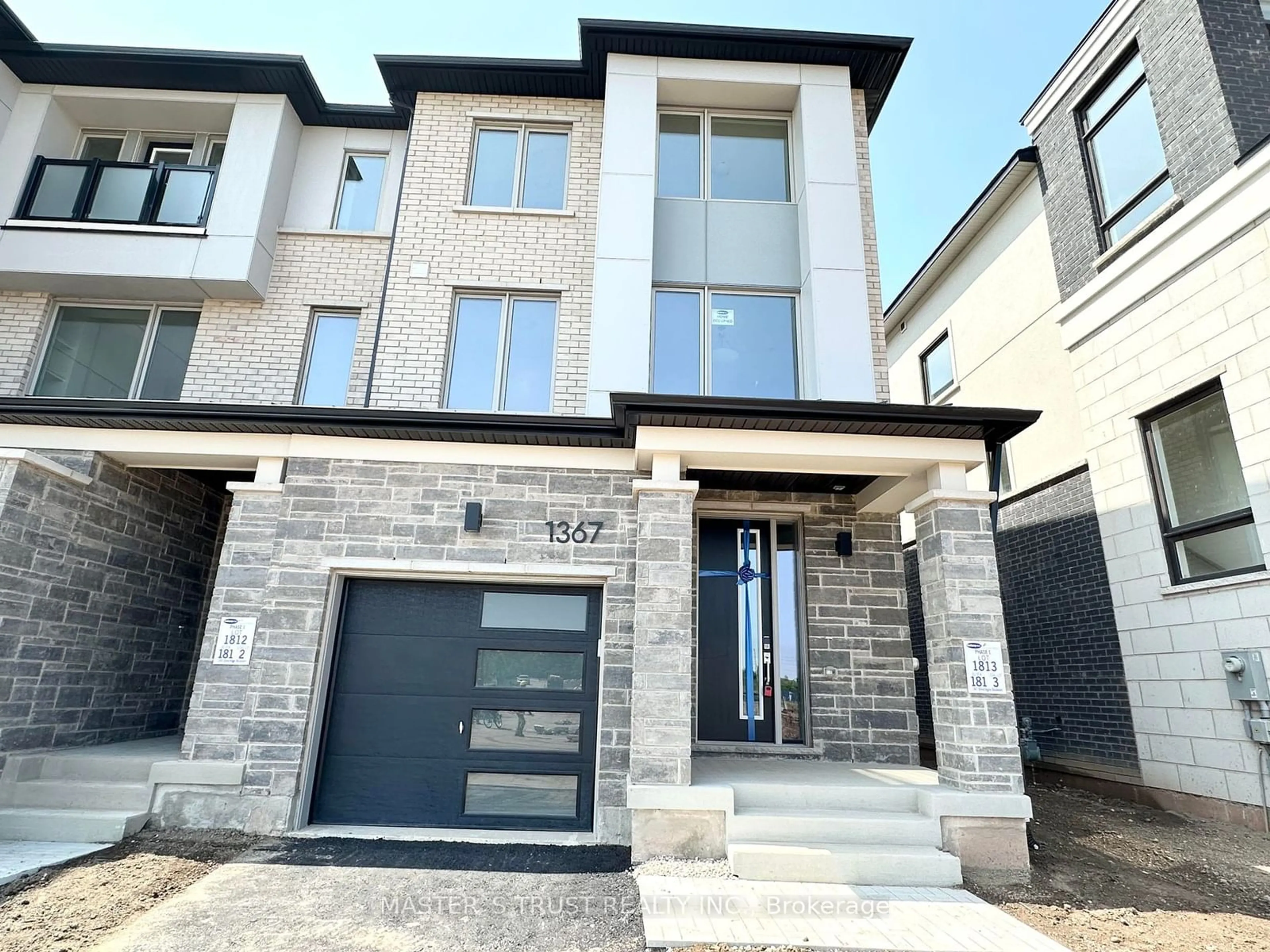 Home with brick exterior material for 1367 Shevchenko Blvd, Oakville Ontario L6M 5P3