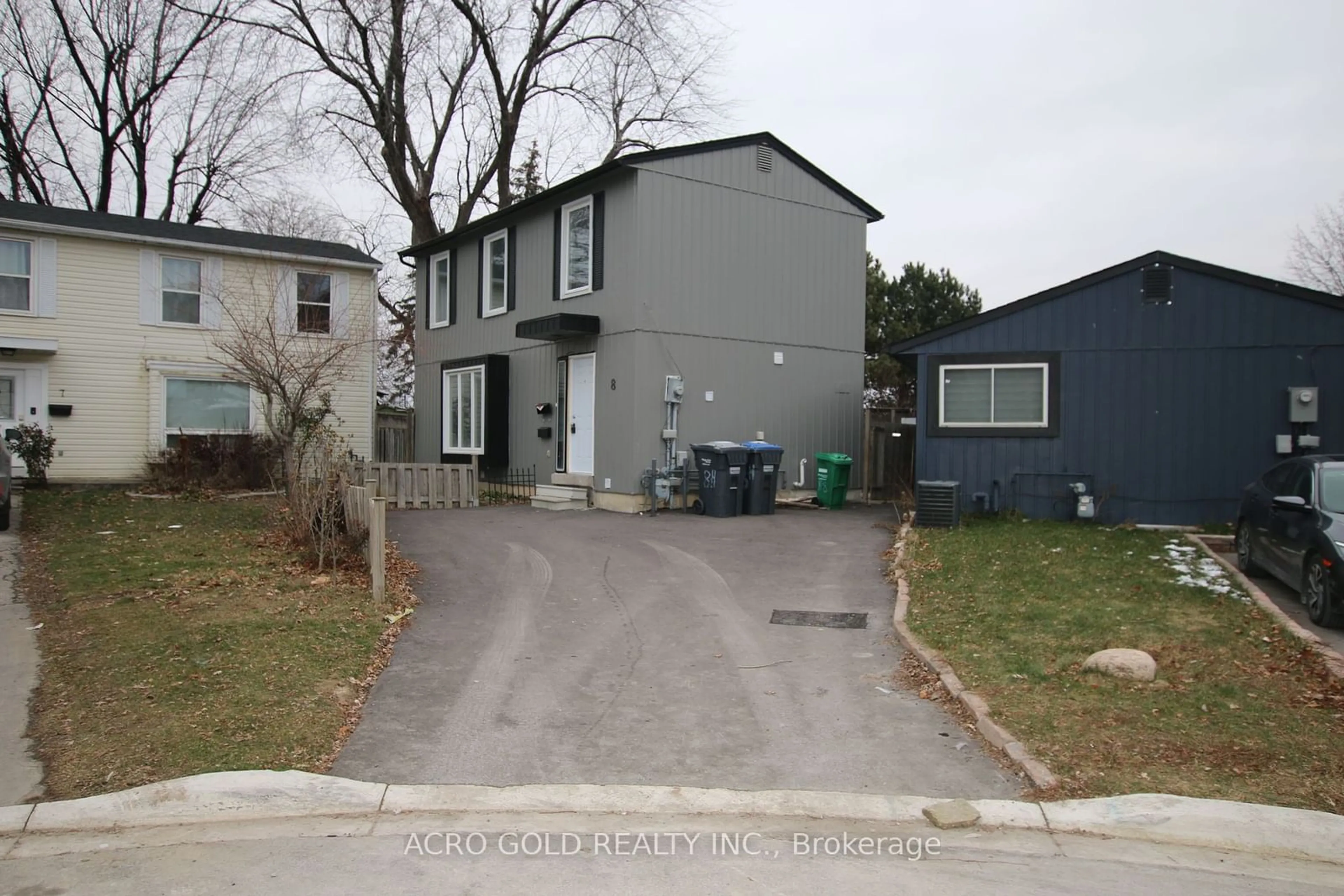 Frontside or backside of a home, the street view for 8 Huntington Crt, Brampton Ontario L6S 1S4