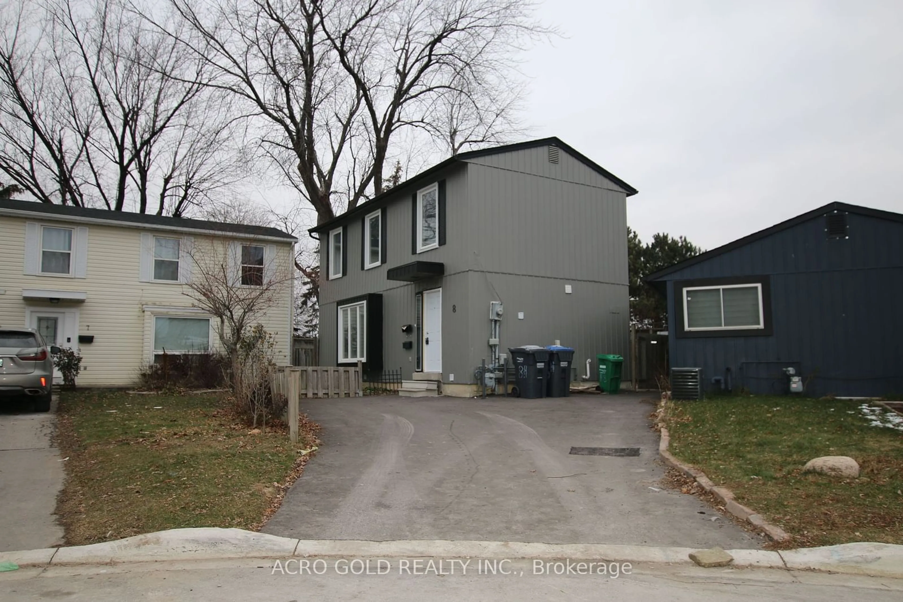 Frontside or backside of a home for 8 Huntington Crt, Brampton Ontario L6S 1S4