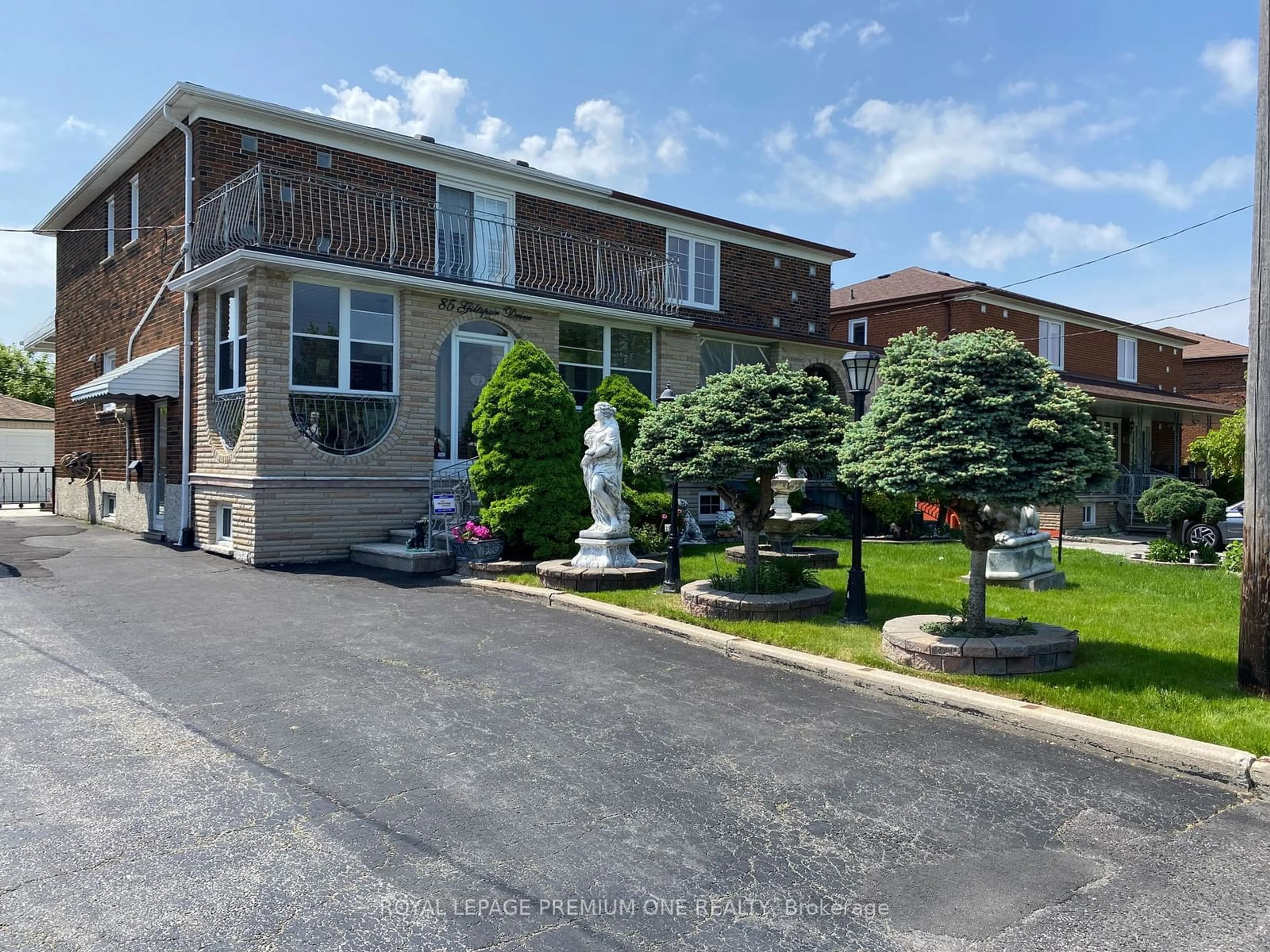 A pic from exterior of the house or condo, the front or back of building for 85 Giltspur Dr, Toronto Ontario M3L 1M4