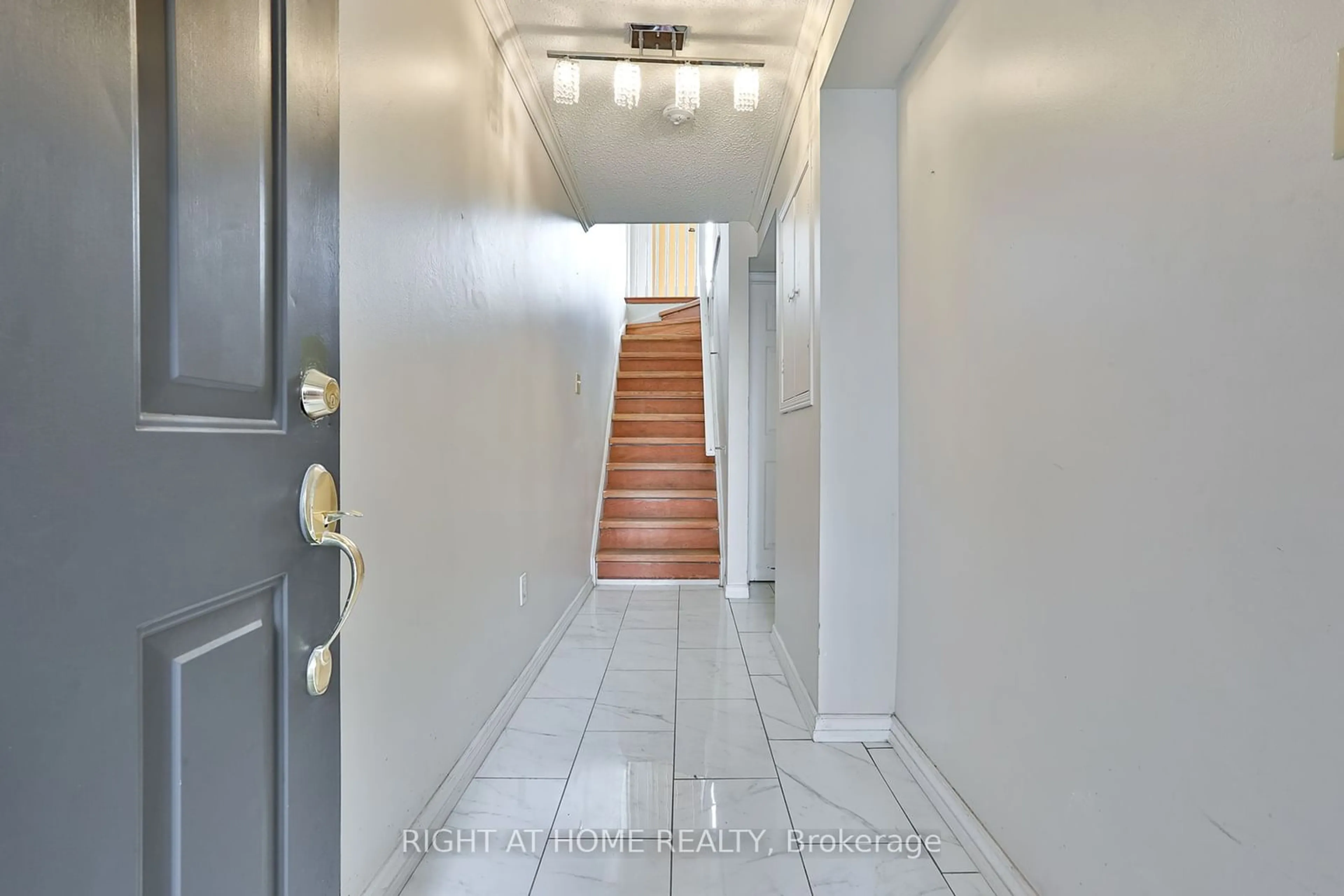 Indoor foyer for 39 Spadina Rd #39, Brampton Ontario L6X 4X6