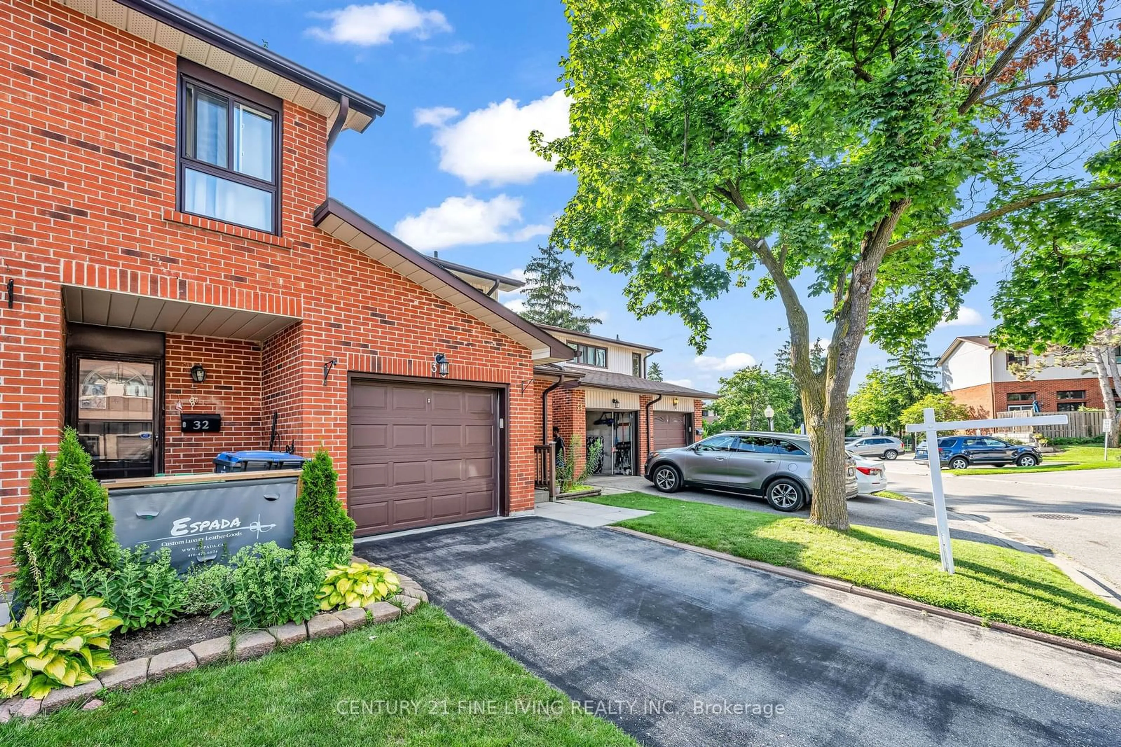 Home with brick exterior material for 33 Dawson Cres, Brampton Ontario L6V 3M5