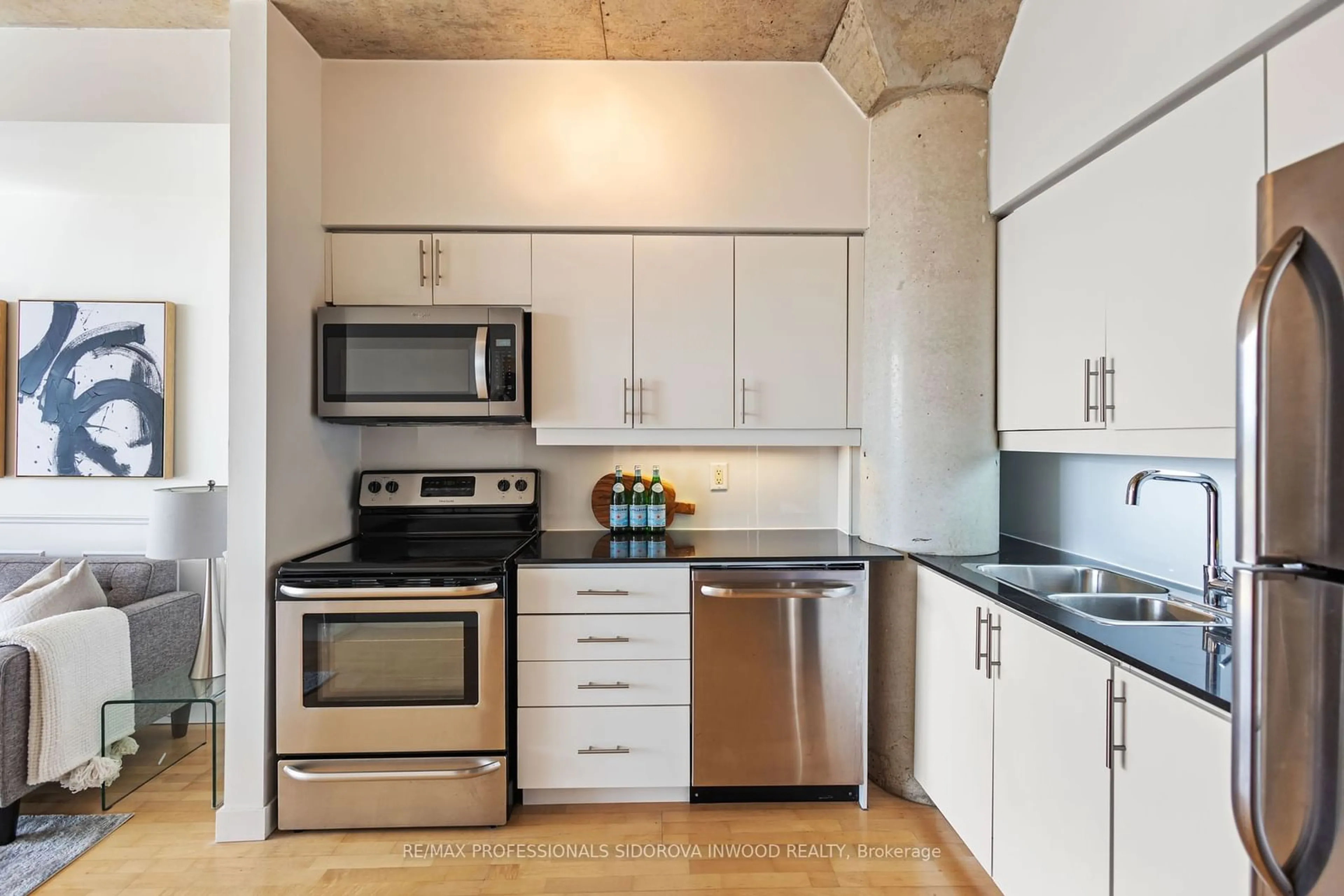 Standard kitchen for 1375 Dupont St #503, Toronto Ontario M6H 4J8