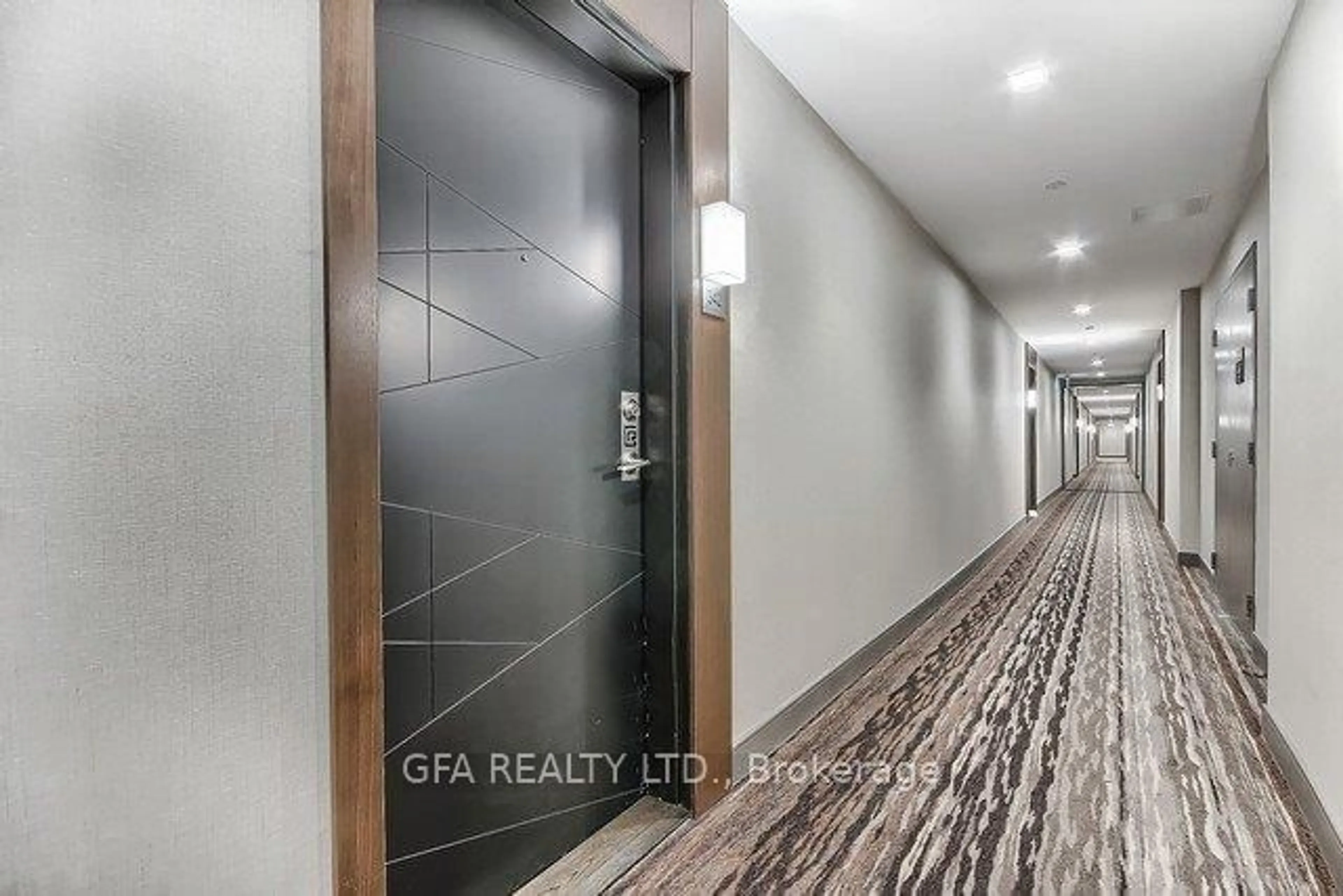 Indoor foyer for 1575 Lakeshore Rd #342, Mississauga Ontario L5J 1J4