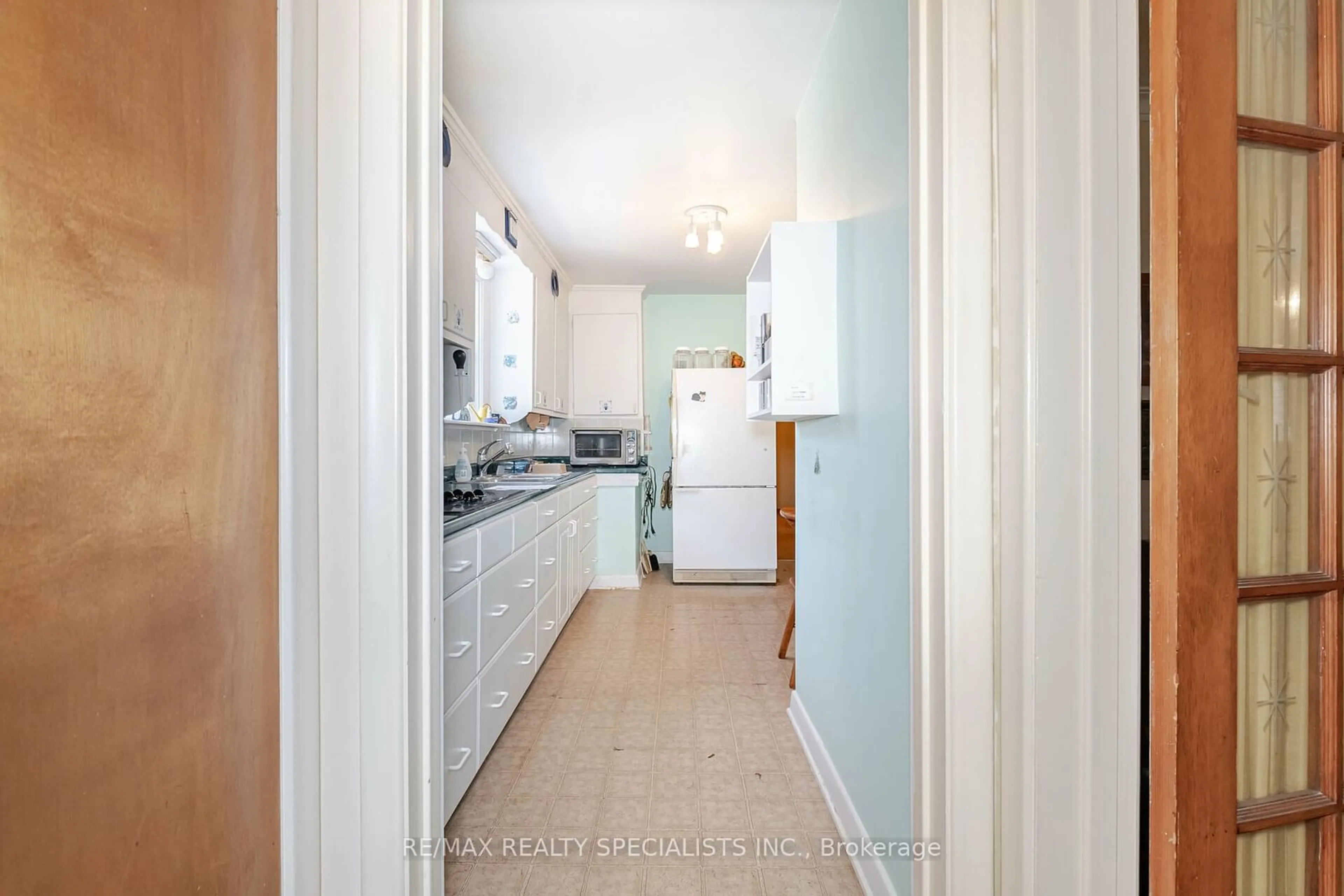 Standard kitchen, wood floors, cottage for 29 Cedarcrest Dr, Toronto Ontario M9A 2V4