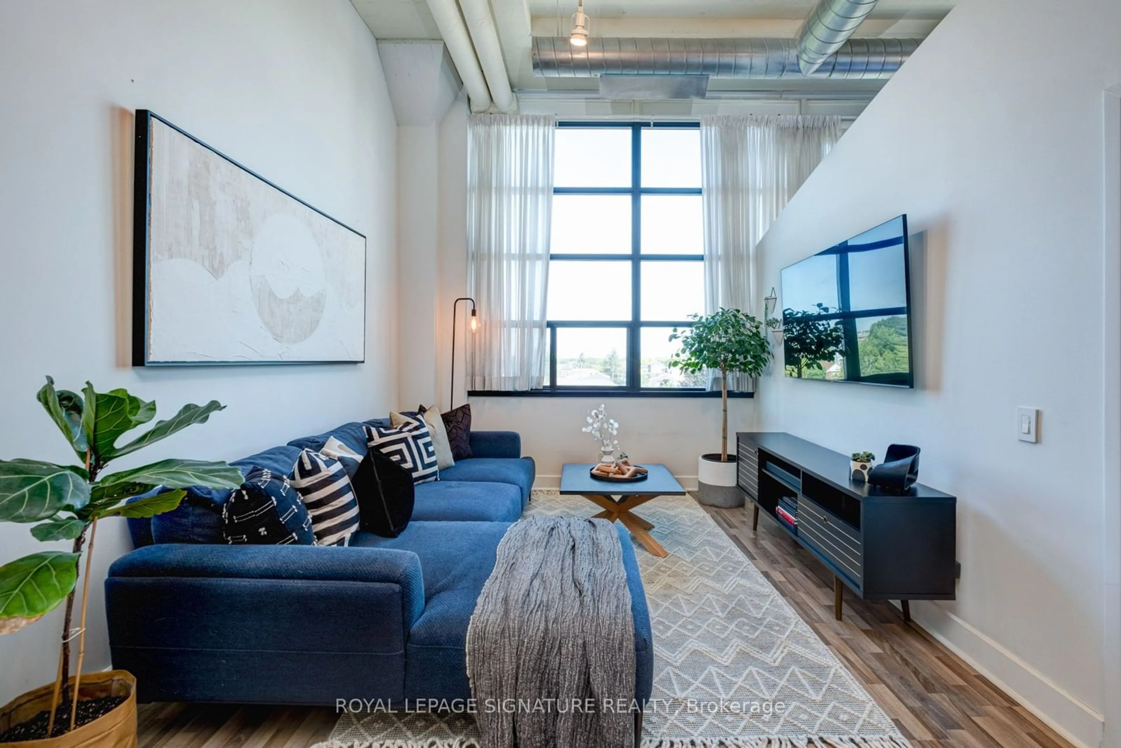 Living room for 1001 Roselawn Ave #324, Toronto Ontario M6B 4M4