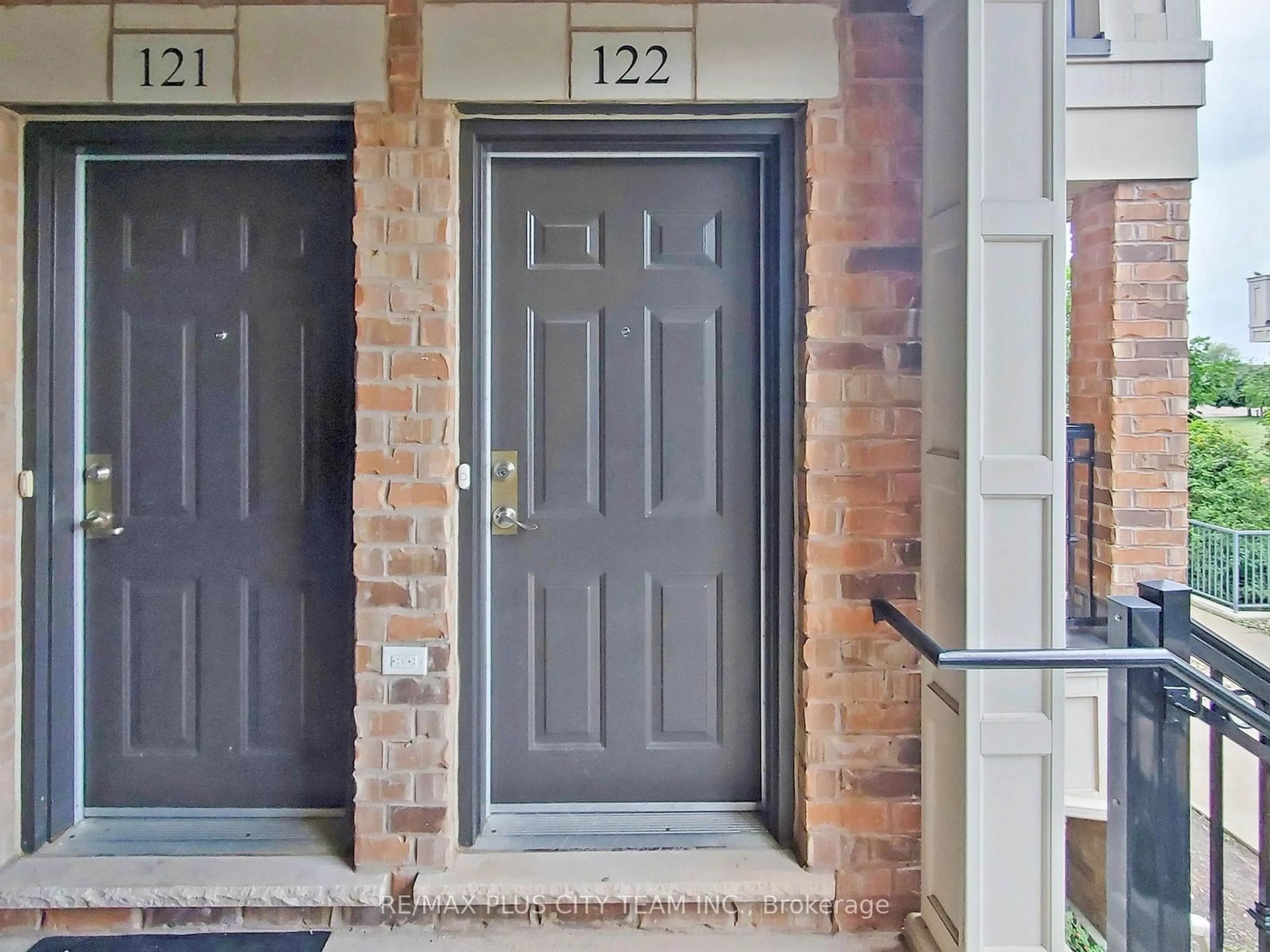 Indoor entryway for 2441 Greenwich Dr #122, Oakville Ontario L6M 0S3