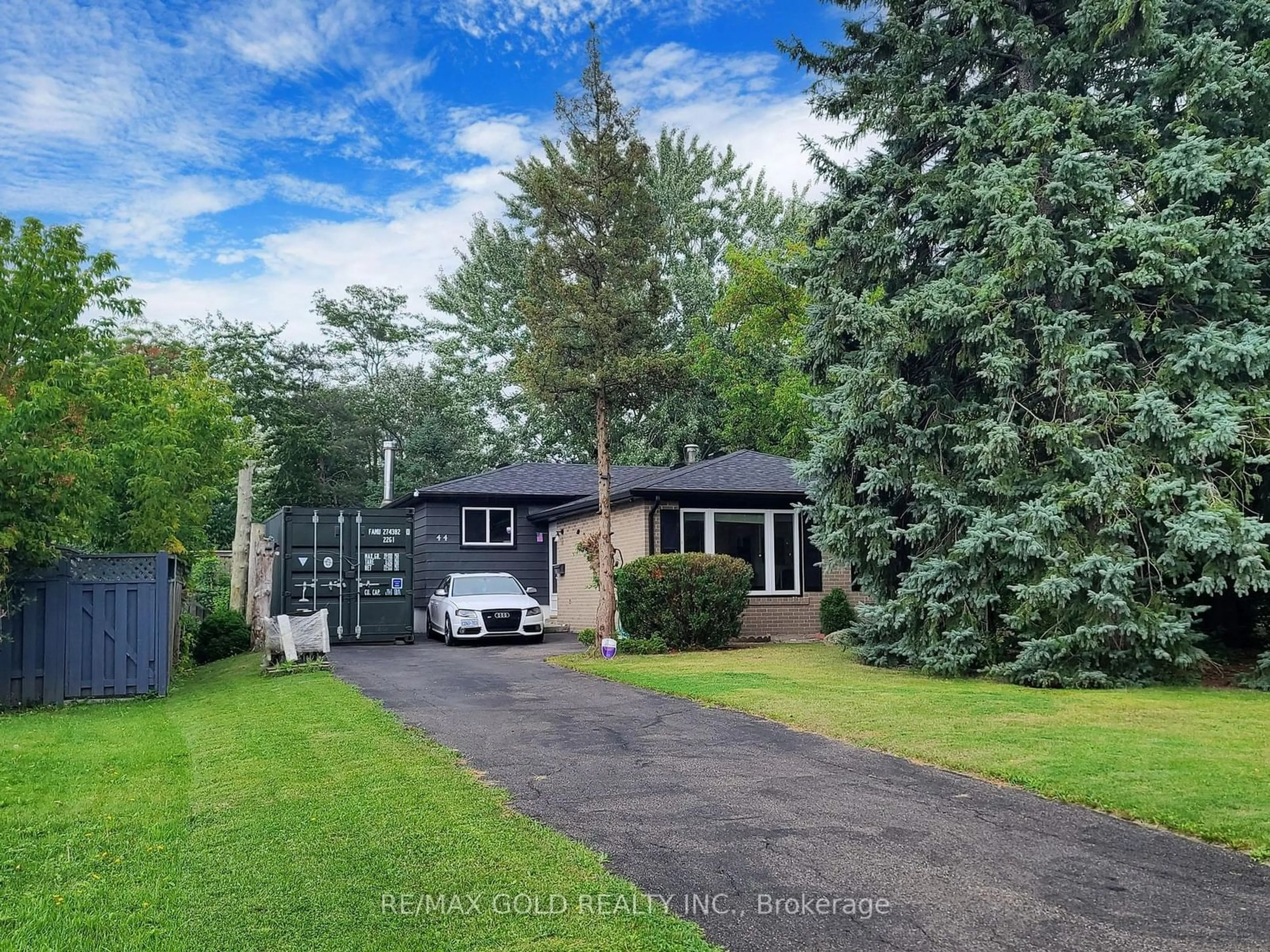 Frontside or backside of a home for 44 Deloraine Dr, Brampton Ontario L6T 1T7