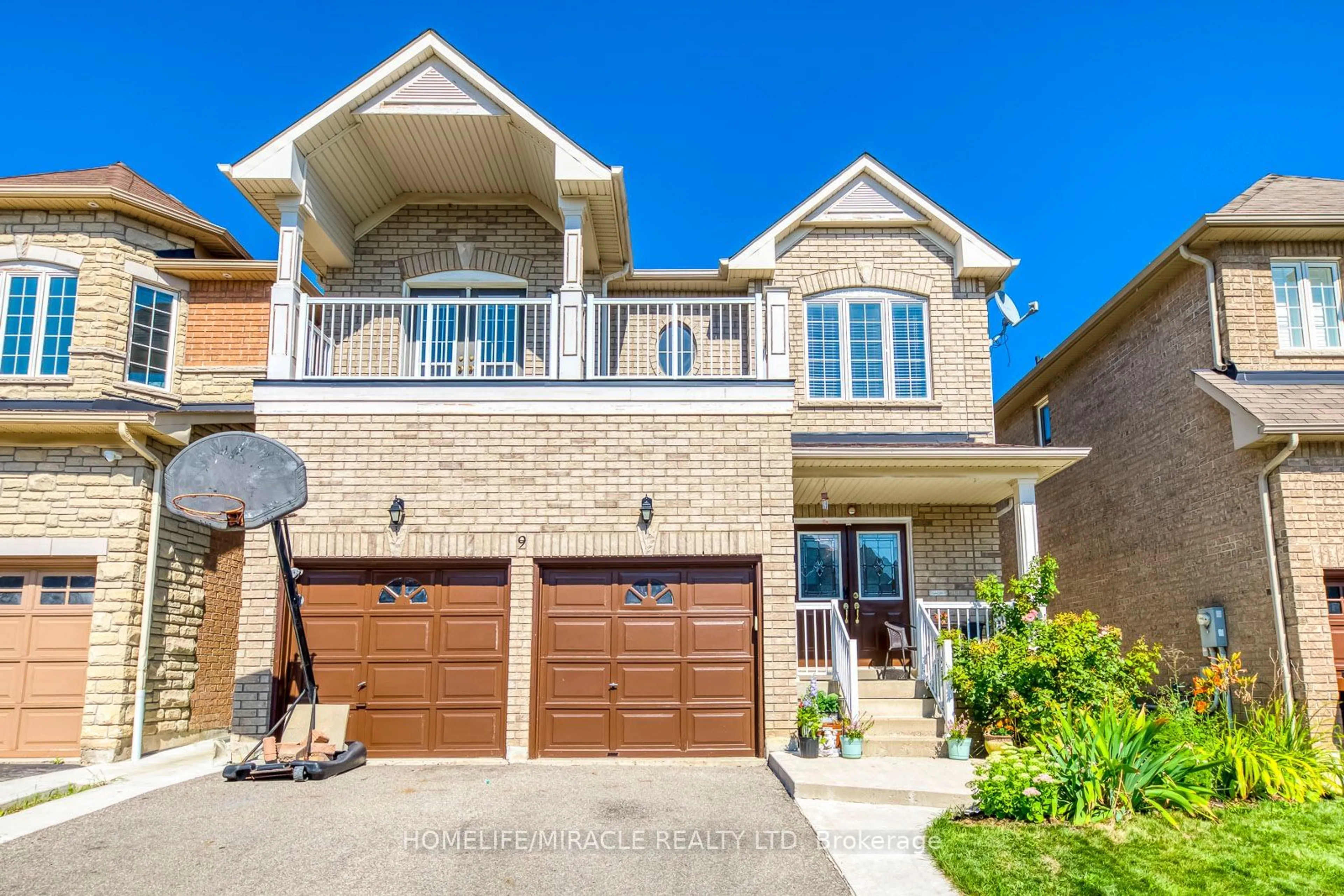 Home with brick exterior material for 9 Solidarity Crt, Brampton Ontario L6Y 0L5