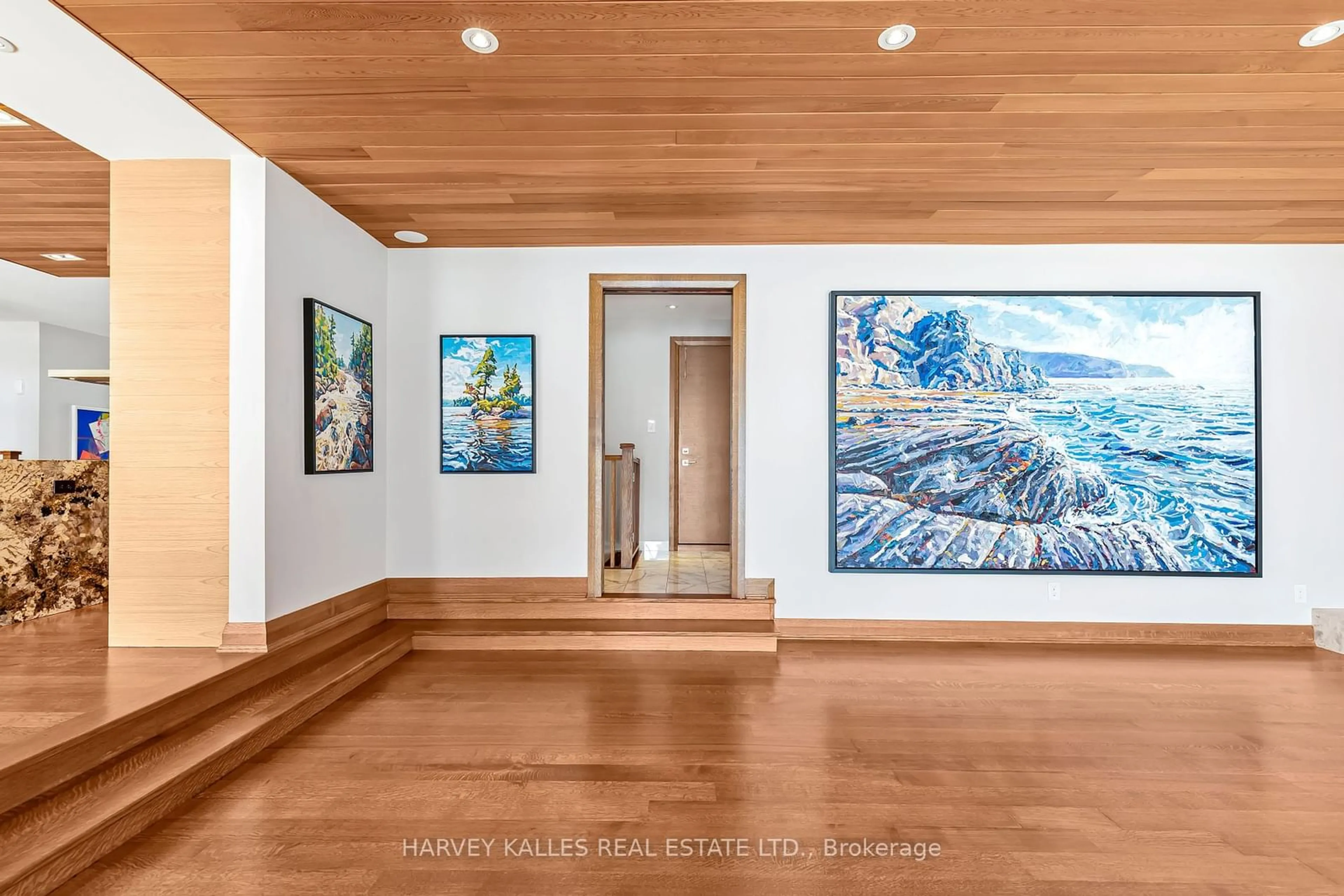 Indoor foyer, wood floors for 90 Oaklands Park Crt, Burlington Ontario L7T 4G9