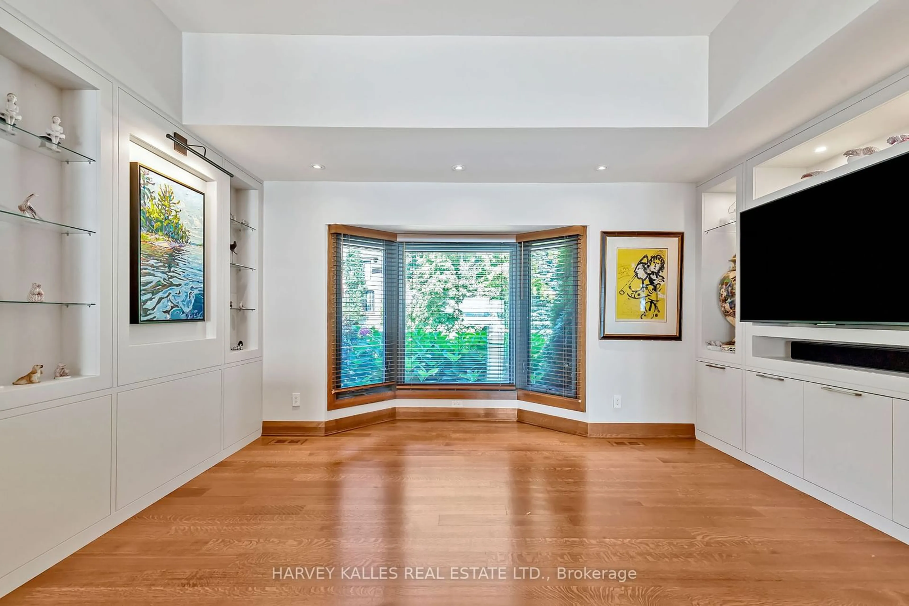 Indoor foyer, wood floors for 90 Oaklands Park Crt, Burlington Ontario L7T 4G9