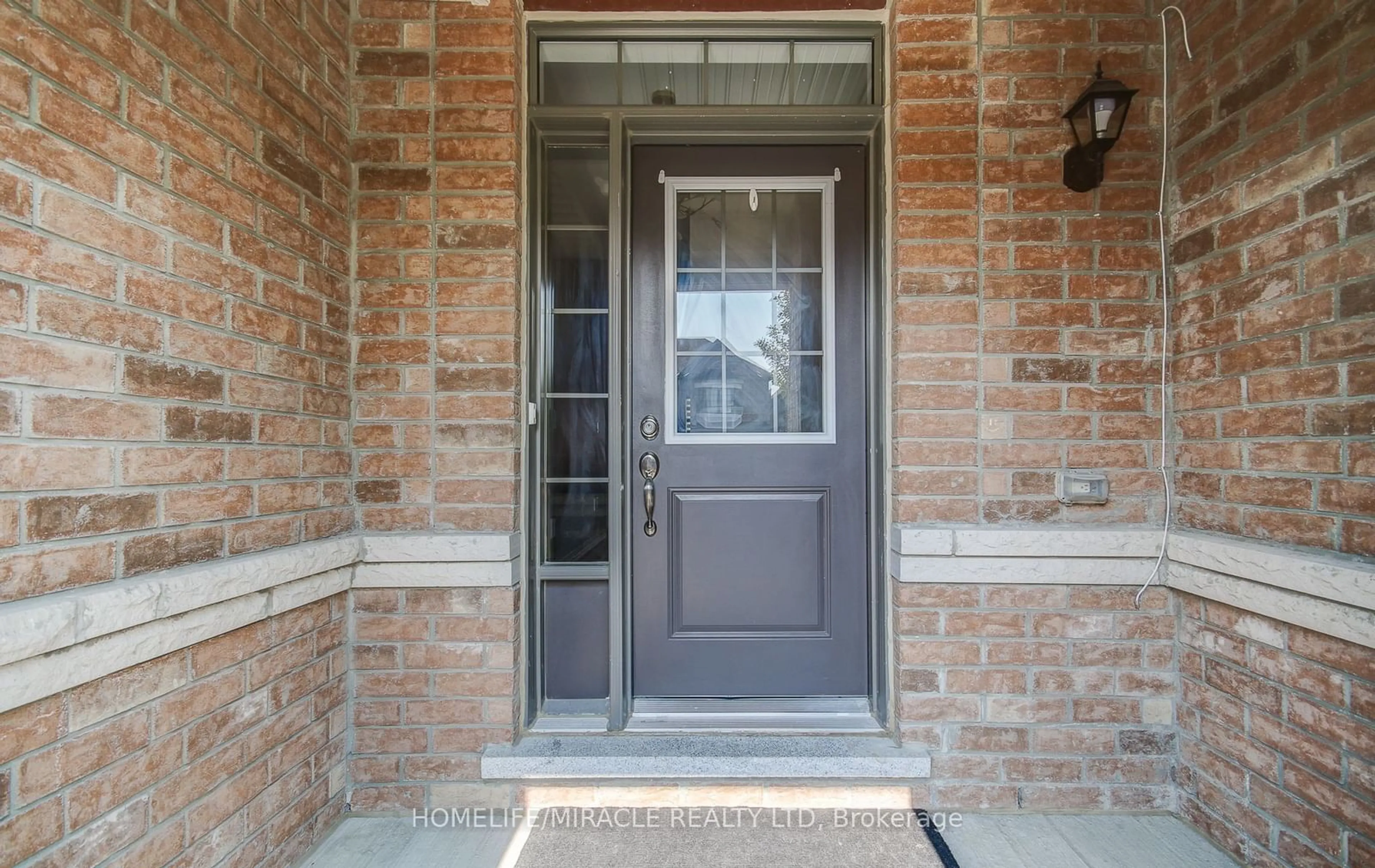 Indoor entryway, cement floor for 33 MORRA Ave, Caledon Ontario L7E 4K6