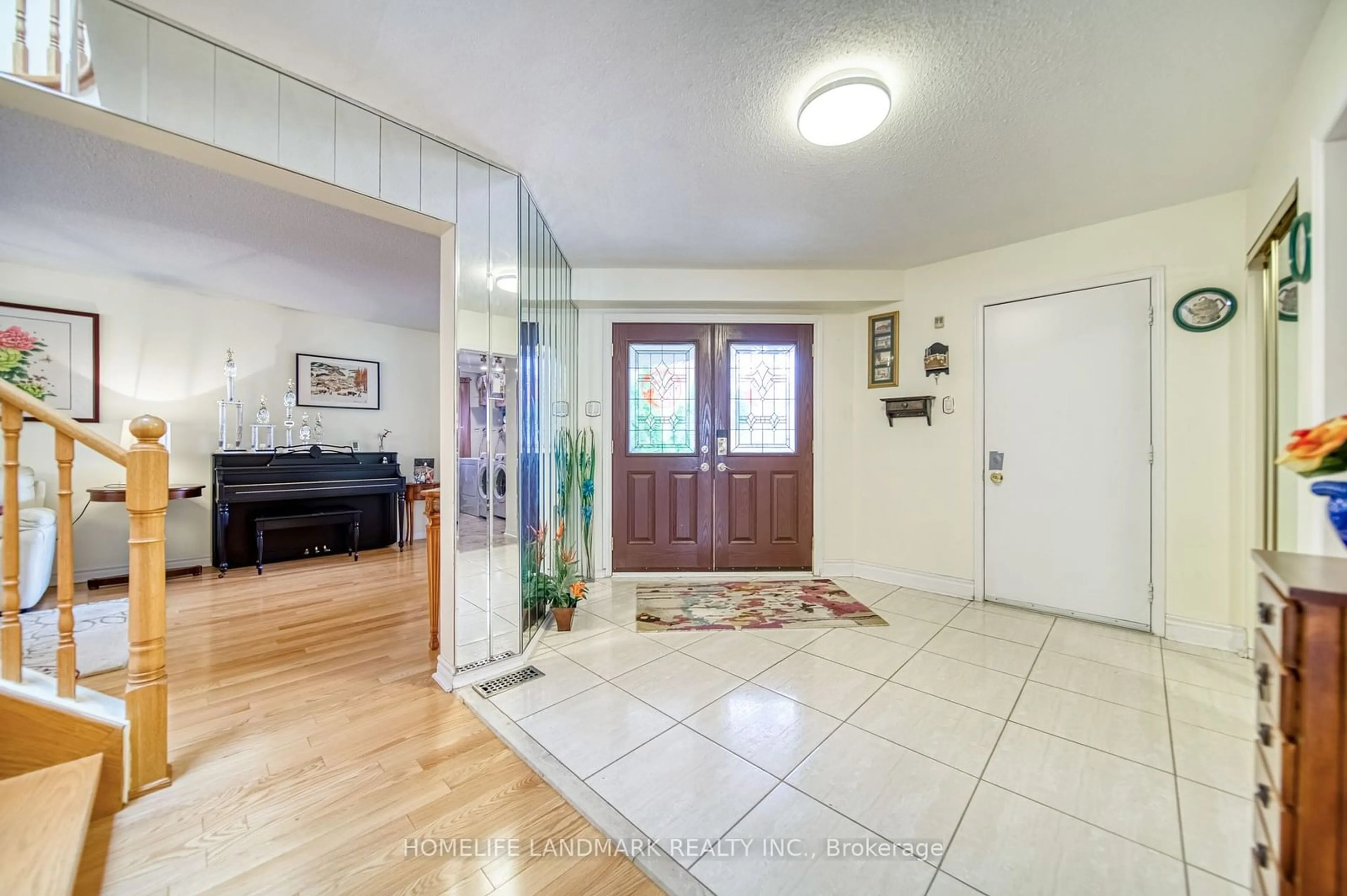 Indoor foyer, wood floors for 5146 Nishga Crt, Mississauga Ontario L5R 2M7