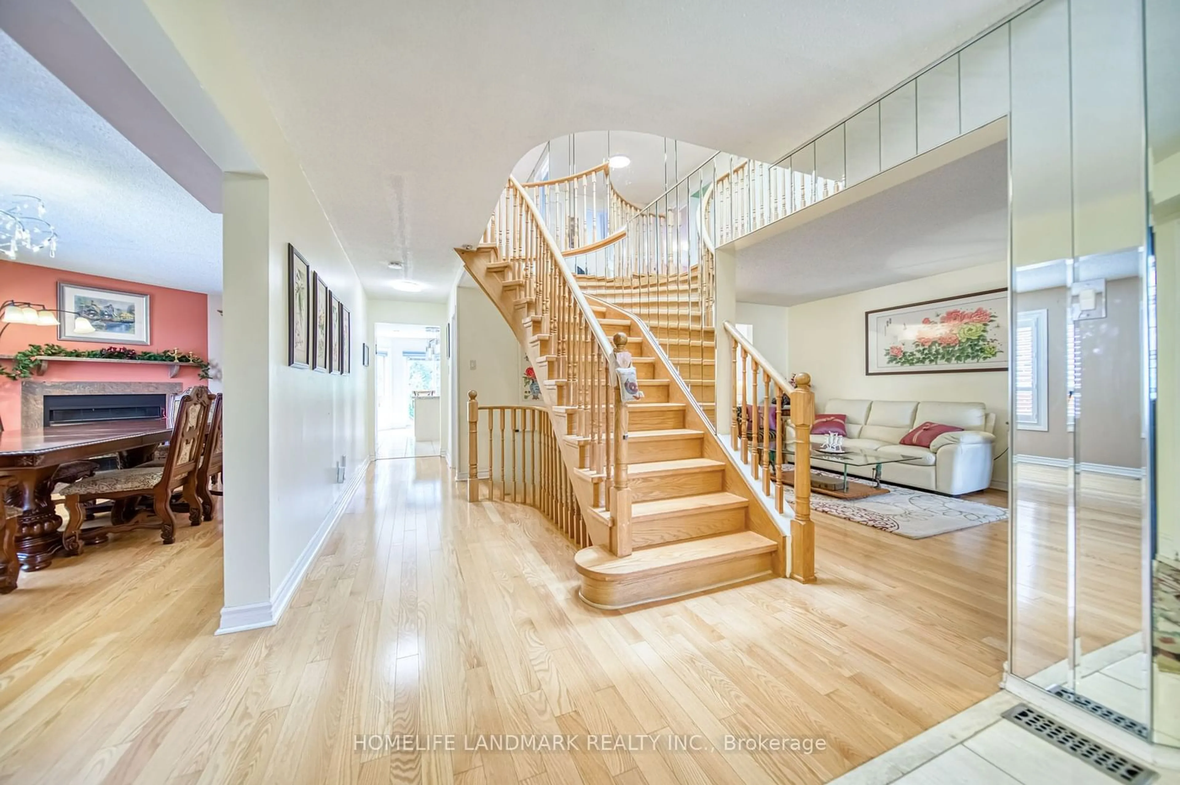 Indoor foyer, wood floors for 5146 Nishga Crt, Mississauga Ontario L5R 2M7