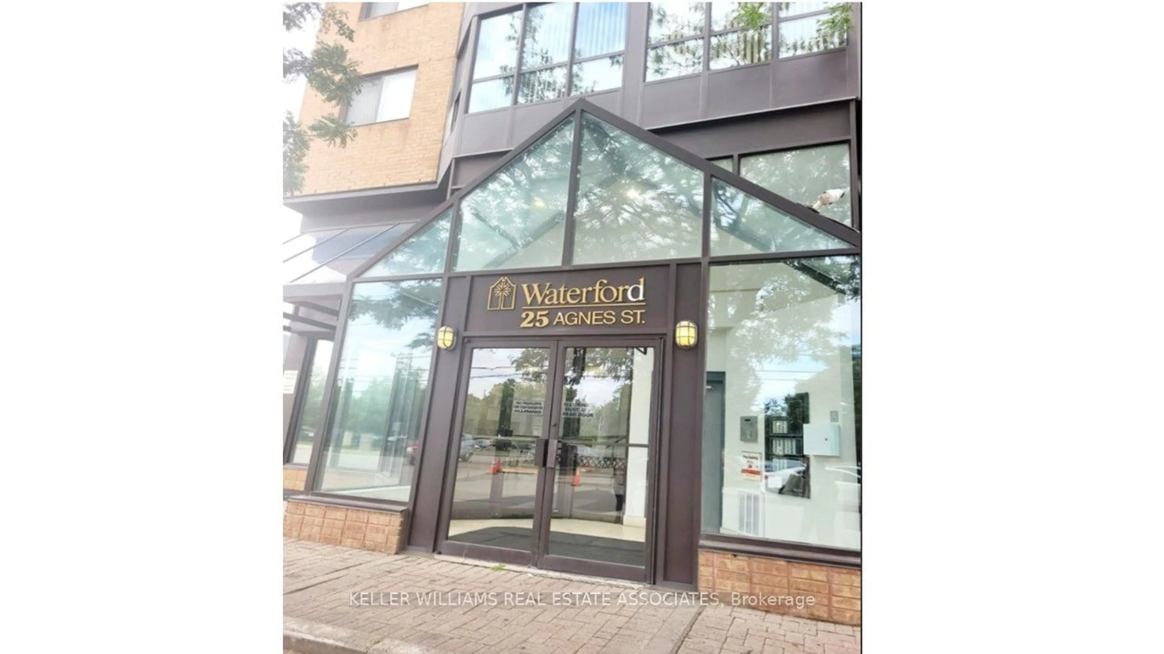 Indoor foyer for 25 Agnes St #404, Mississauga Ontario L5B 3X7