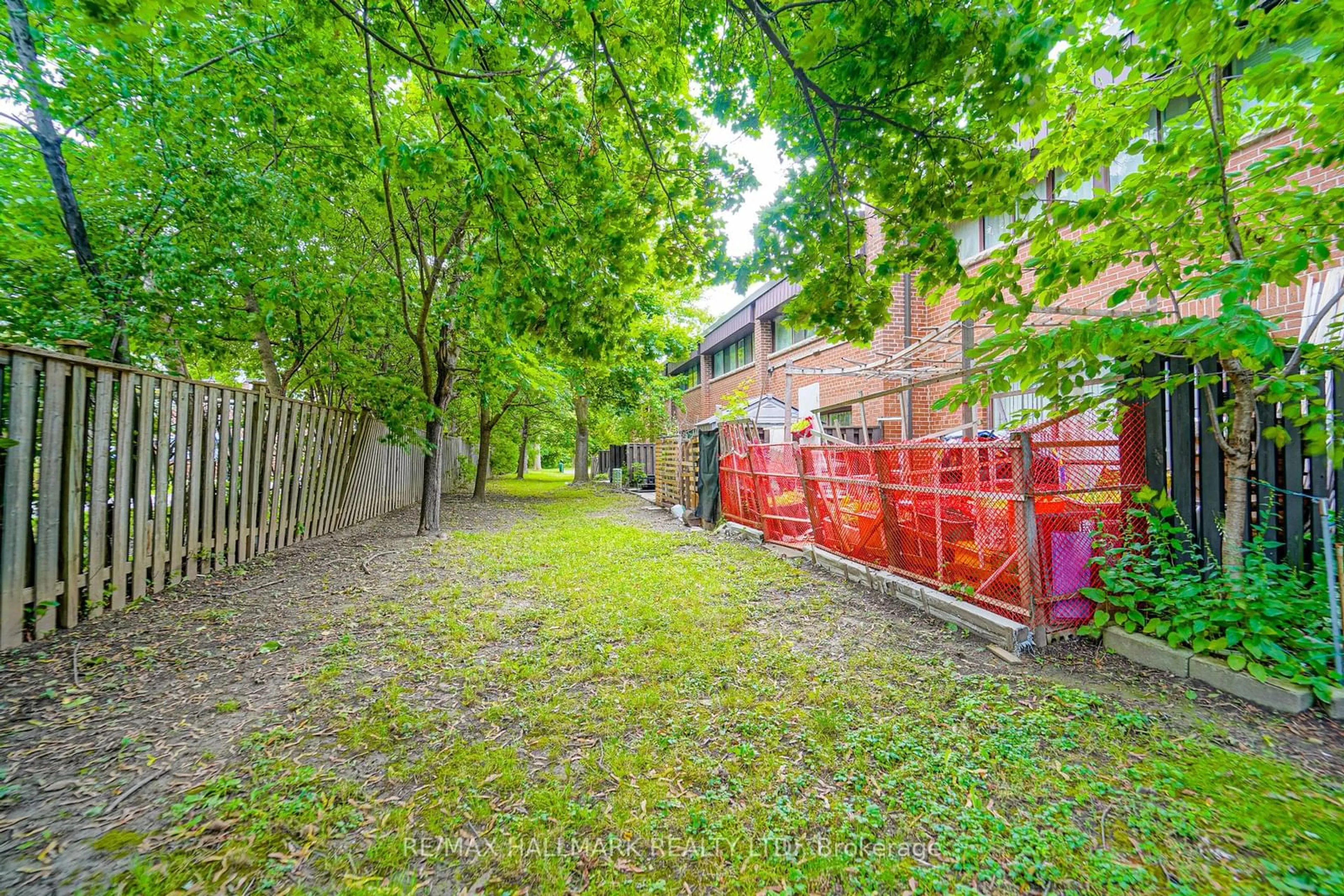 Fenced yard for 353 DRIFTWOOD Ave #2, Toronto Ontario M3N 2P2