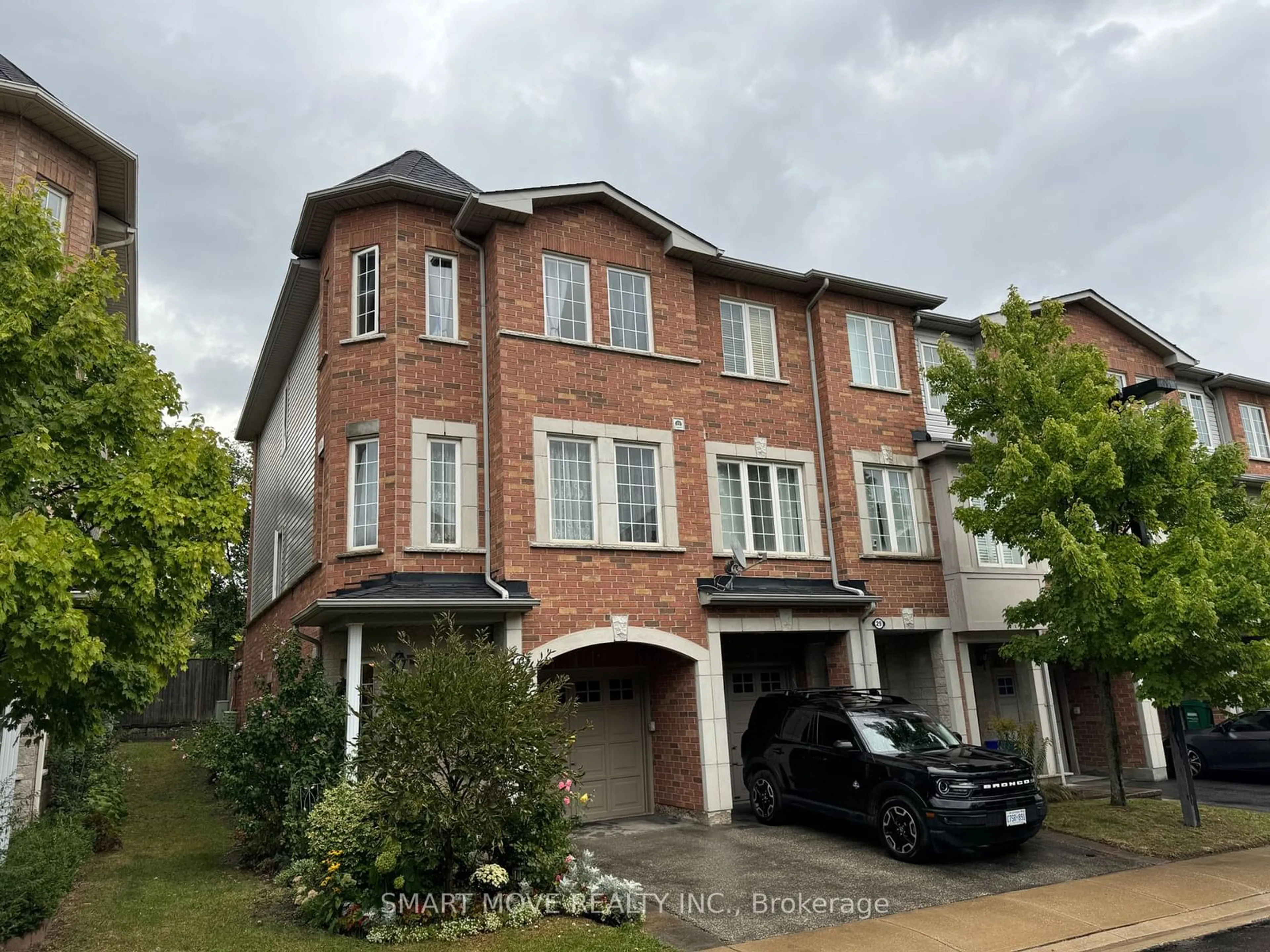 A pic from exterior of the house or condo for 3071 Treadwells Dr #31, Mississauga Ontario L4X 0A1