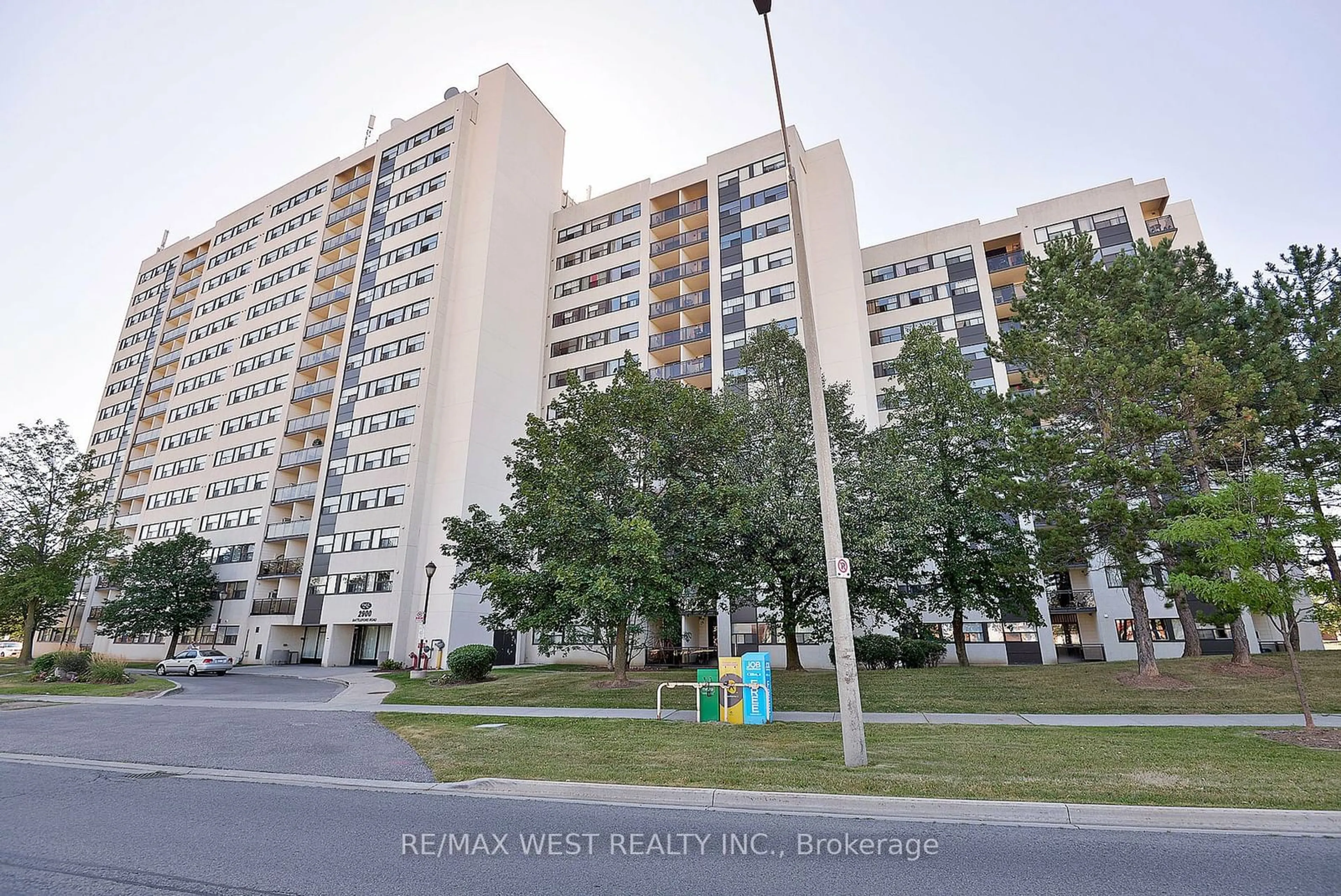 A pic from exterior of the house or condo for 2900 Battleford Rd #909, Mississauga Ontario L5N 2V9