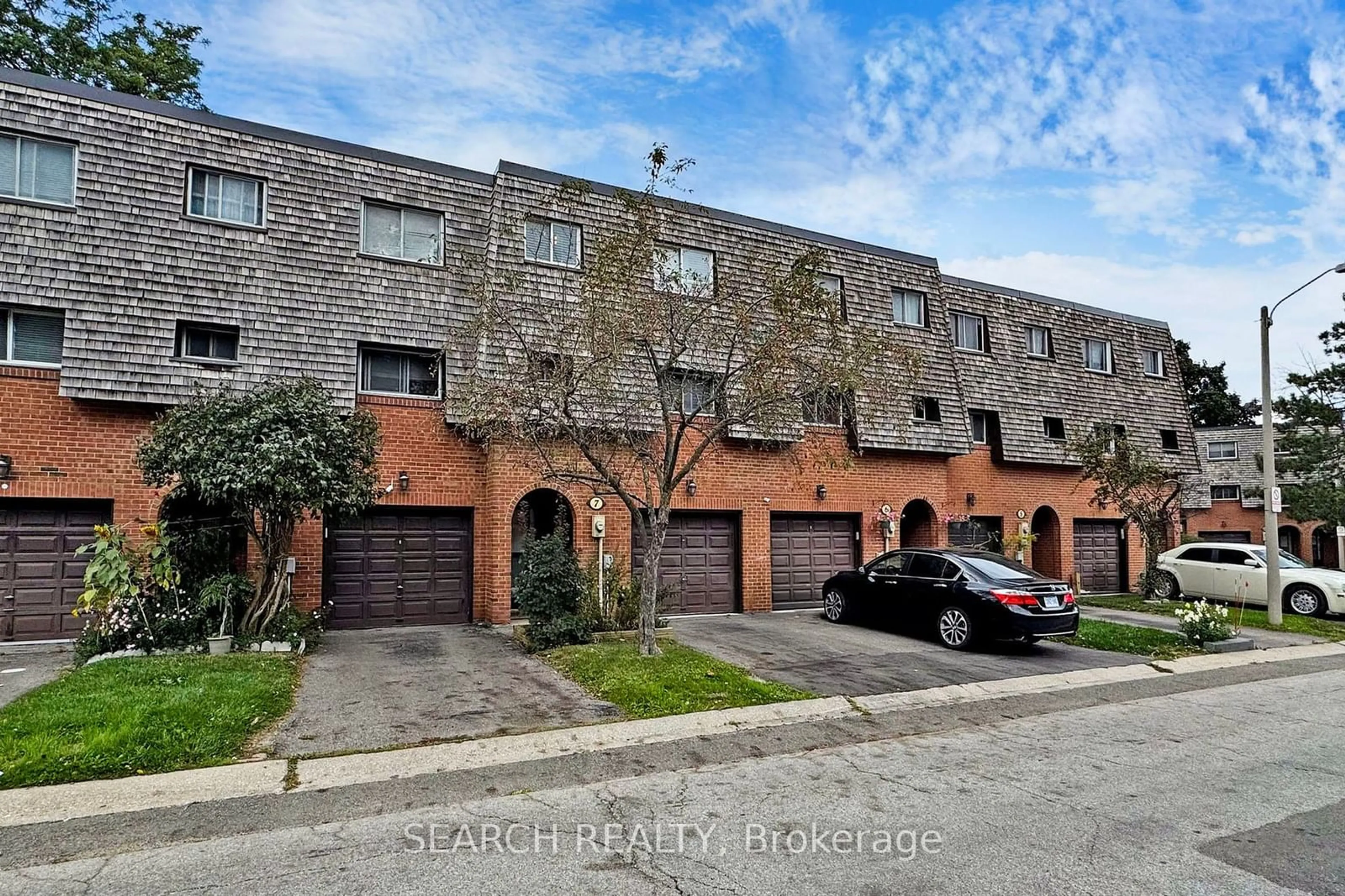 A pic from exterior of the house or condo, the street view for 7 Briar Path, Brampton Ontario L6T 2A2