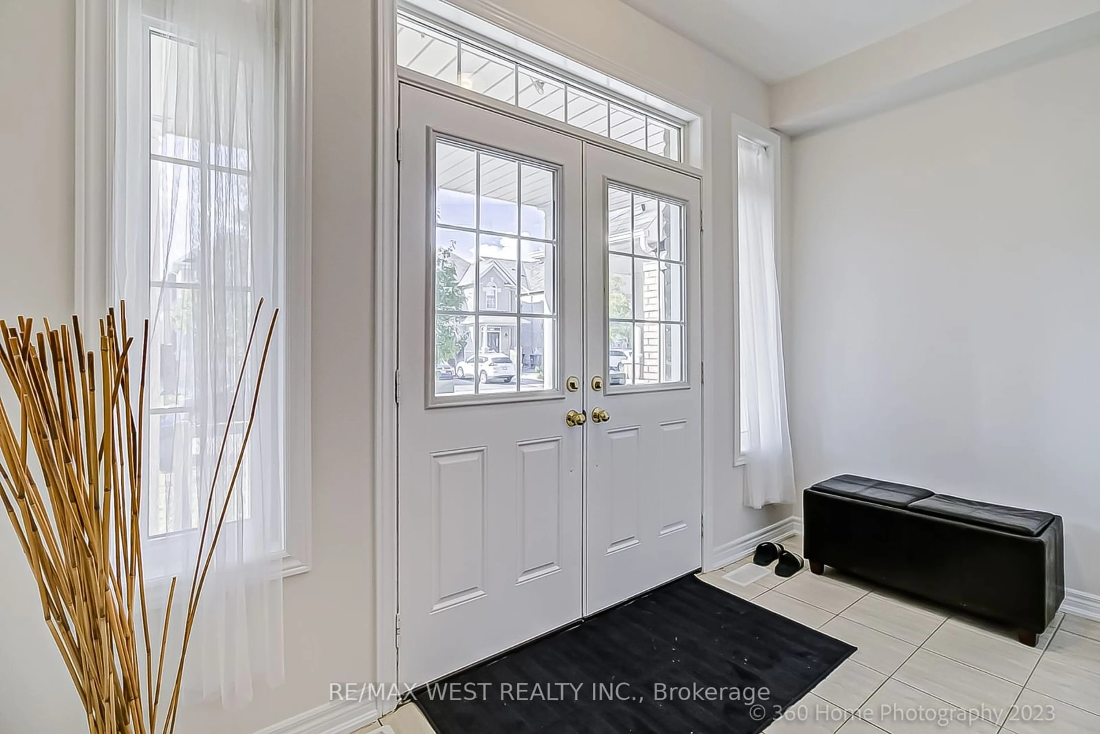 Indoor entryway for 21 Goswell St, Brampton Ontario L6P 3G8