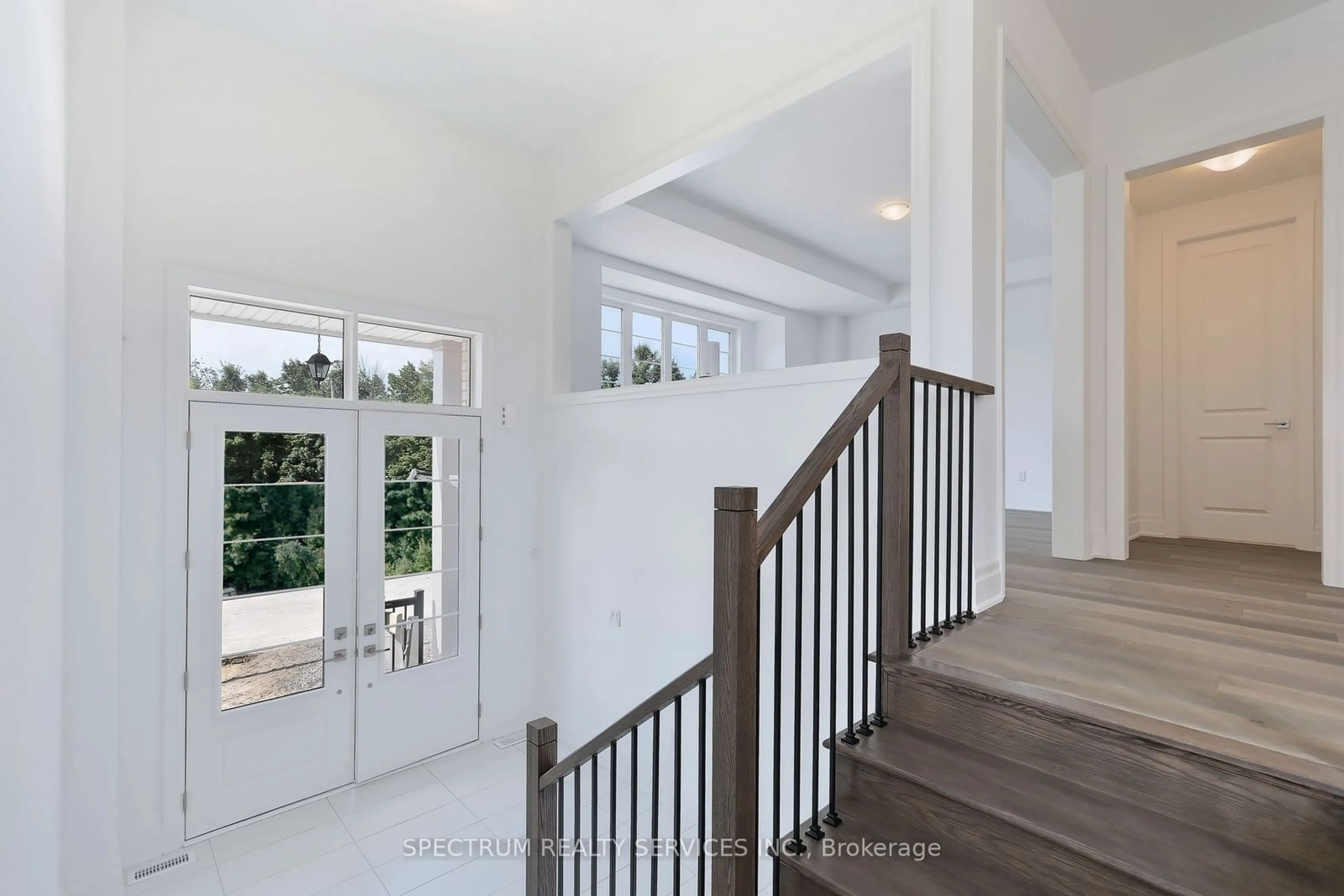 Indoor entryway, wood floors for 19 Swamp Sparrow Crt, Caledon Ontario L7C 4M7