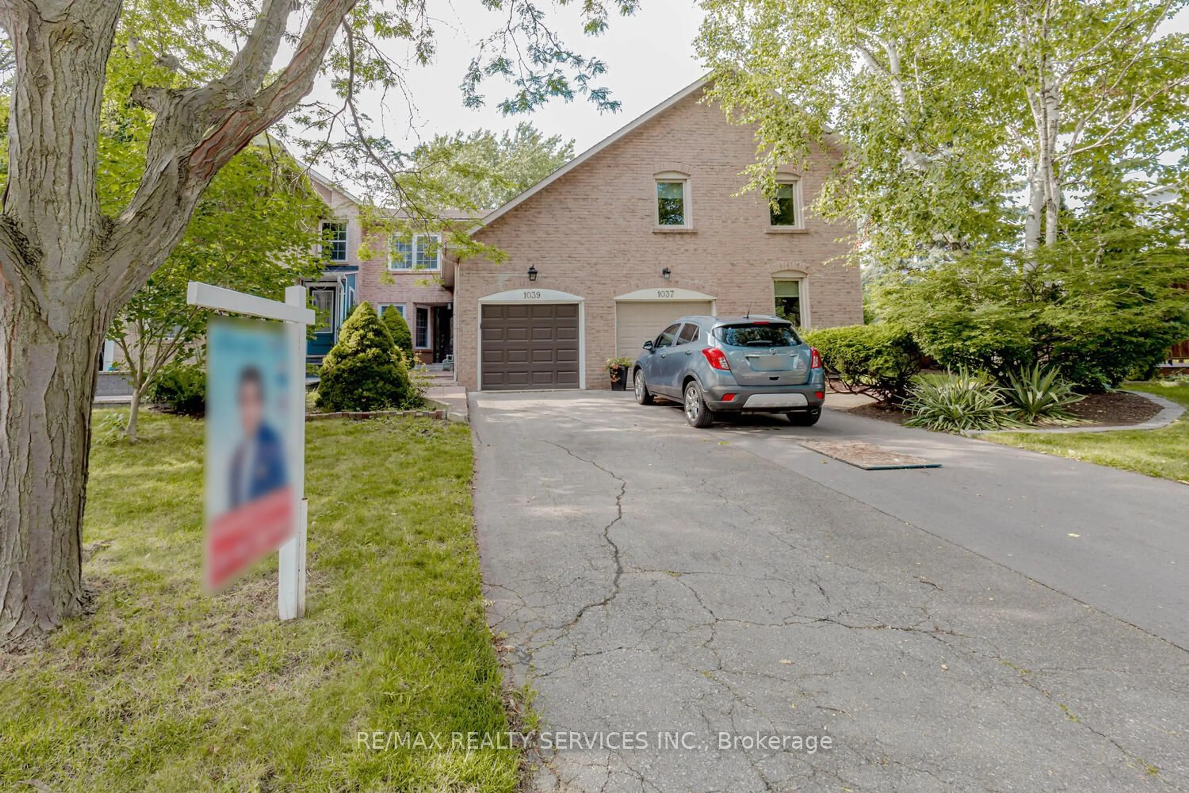 Street view for 1039 Runnymead Cres, Oakville Ontario L6M 1C5