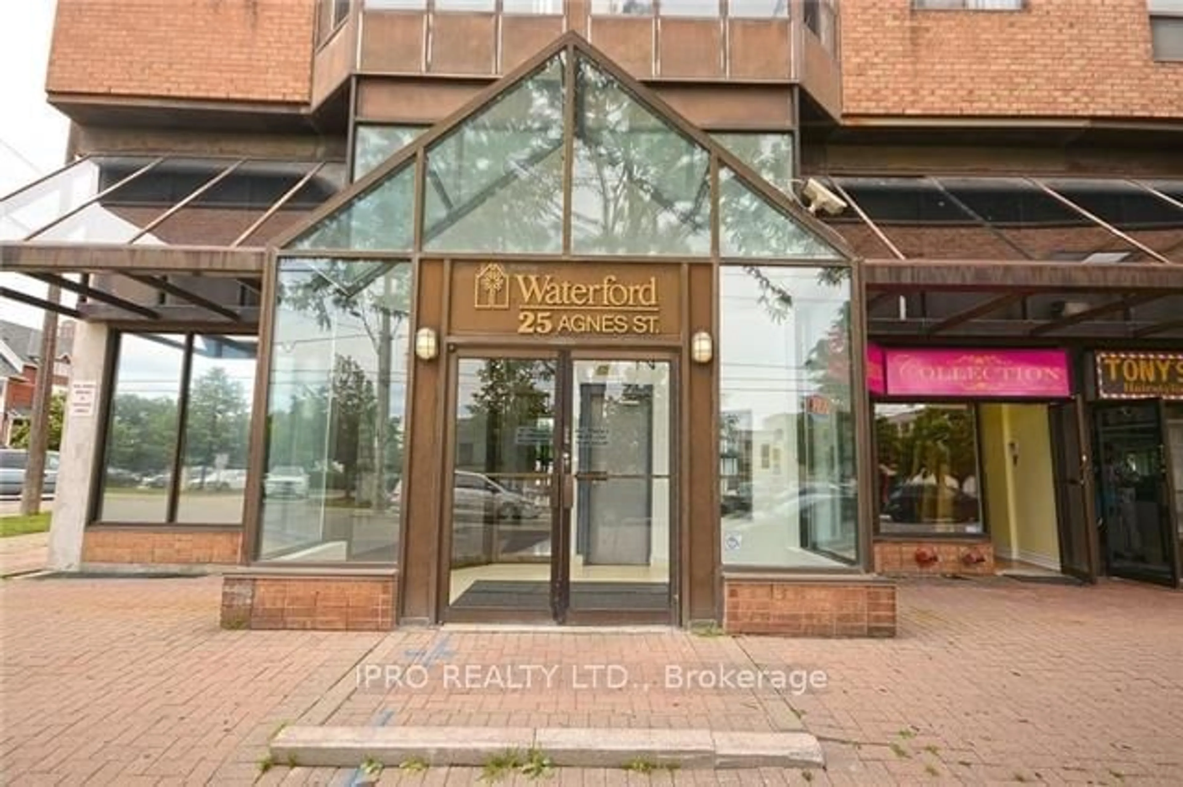 Indoor foyer for 25 Agnes St #902, Mississauga Ontario L5B 3X7