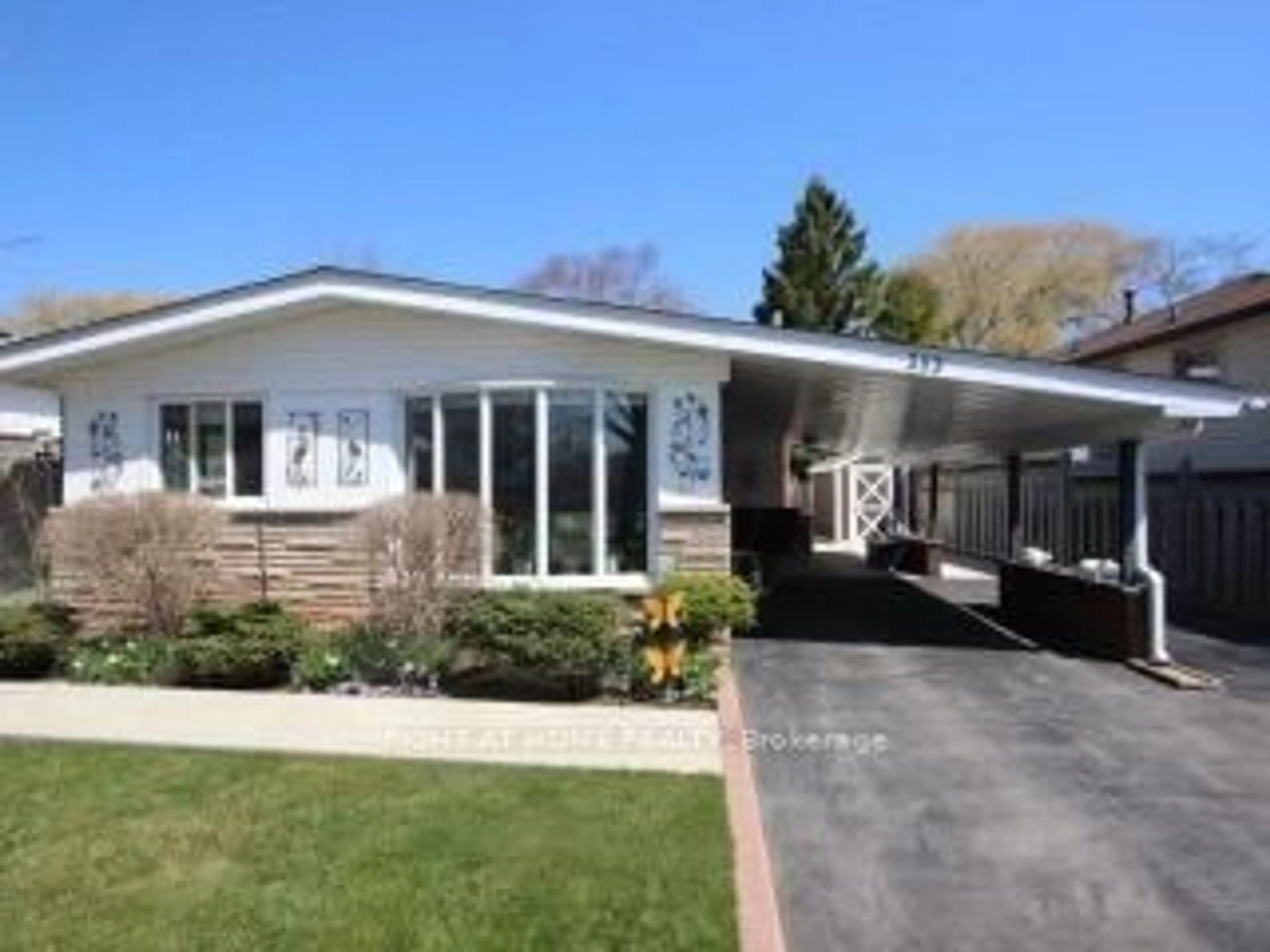 Frontside or backside of a home for 353 Erindale Dr, Burlington Ontario L7L 4T3