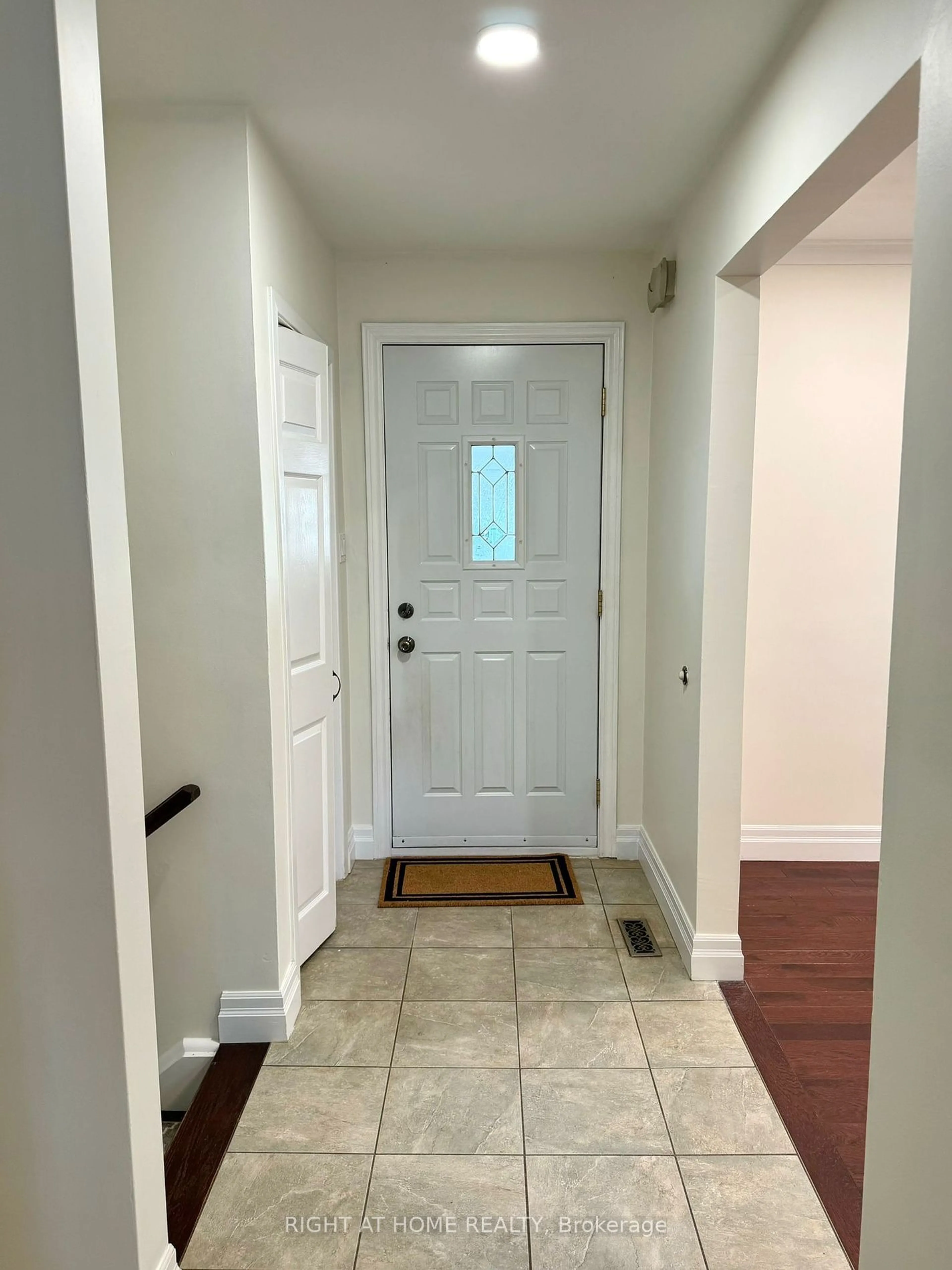 Indoor entryway for 353 Erindale Dr, Burlington Ontario L7L 4T3