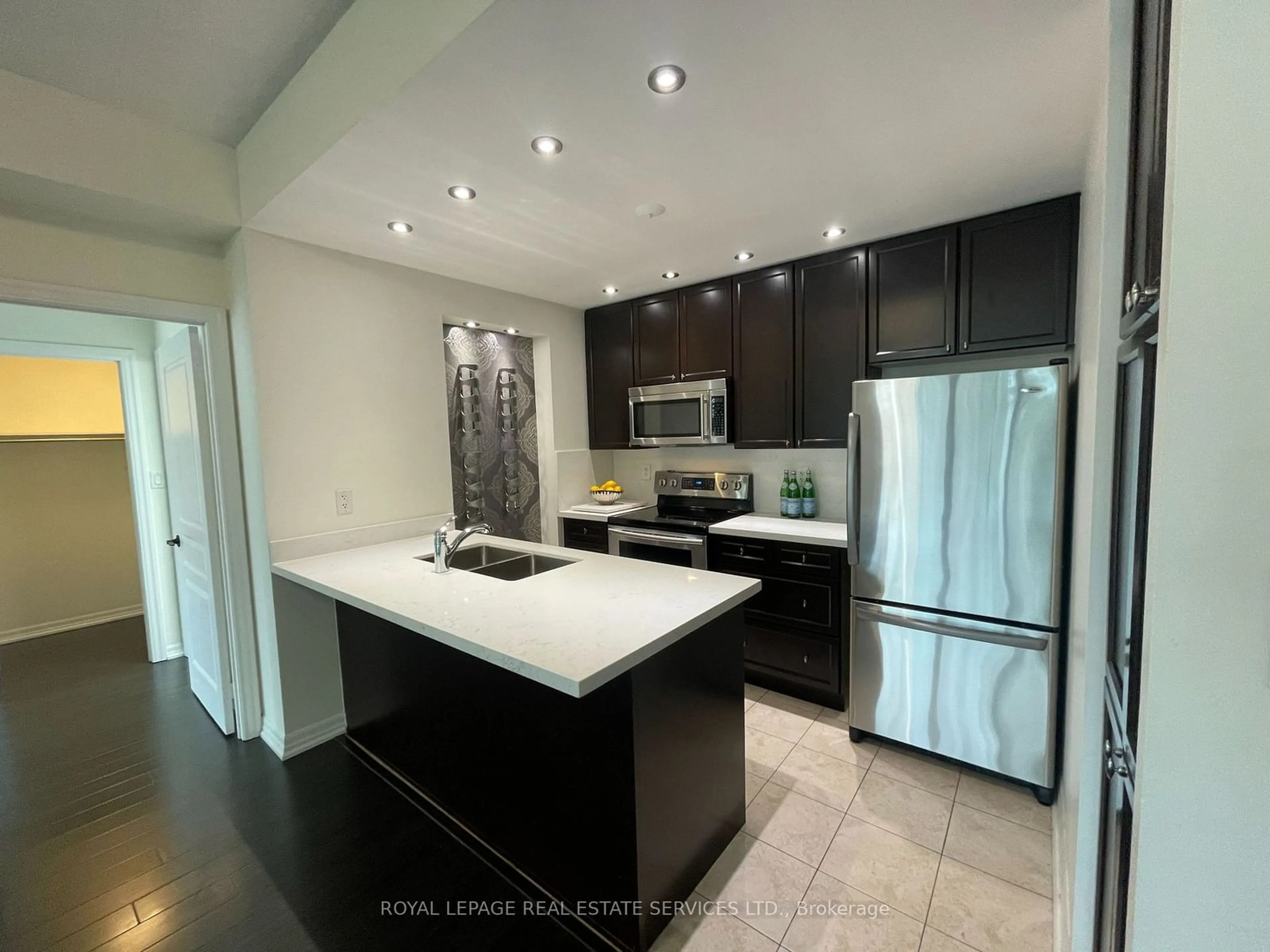 Contemporary kitchen for 70 Port St #204, Mississauga Ontario L5G 1E8