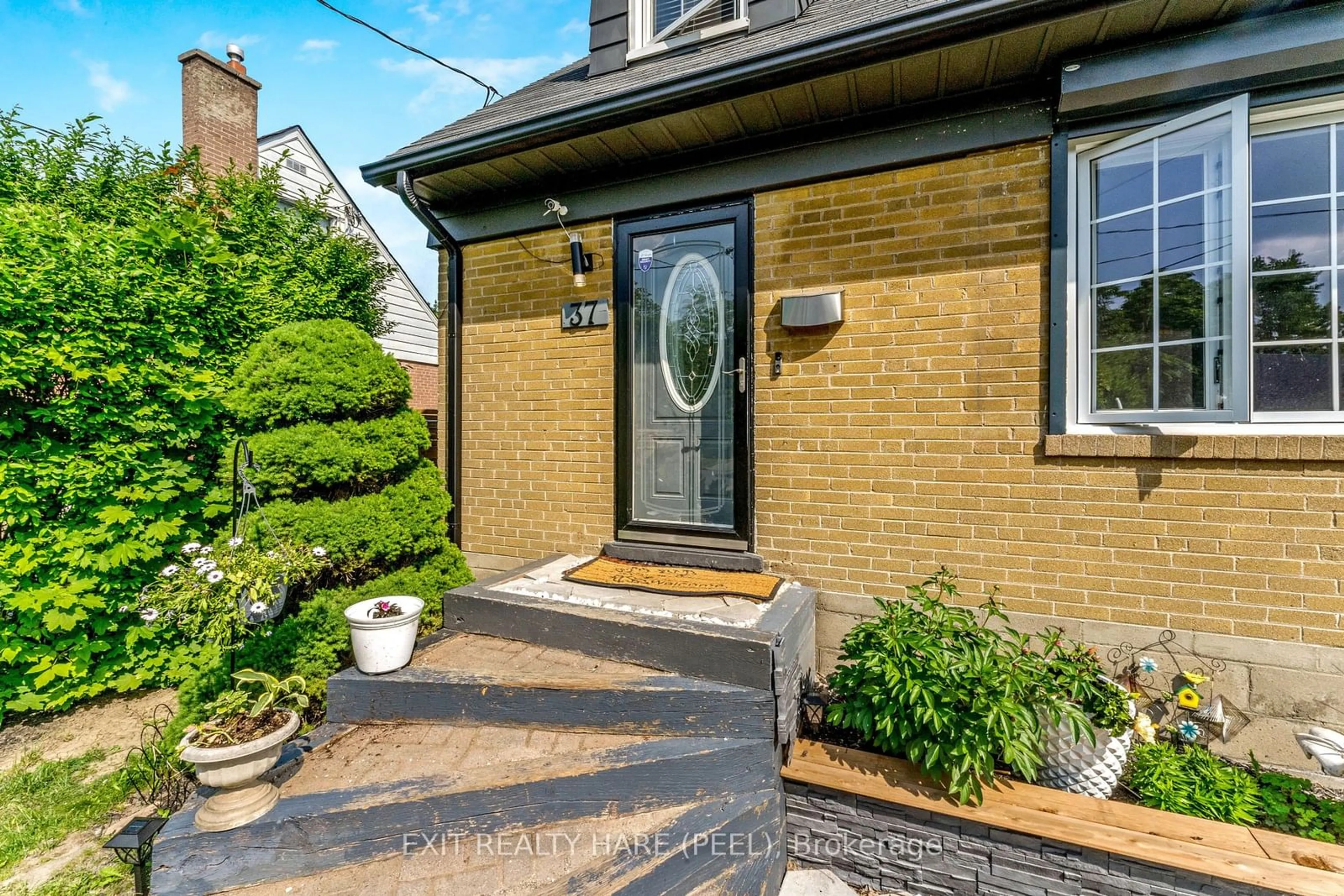 Home with brick exterior material for 37 Mccaul St, Brampton Ontario L6V 1J1