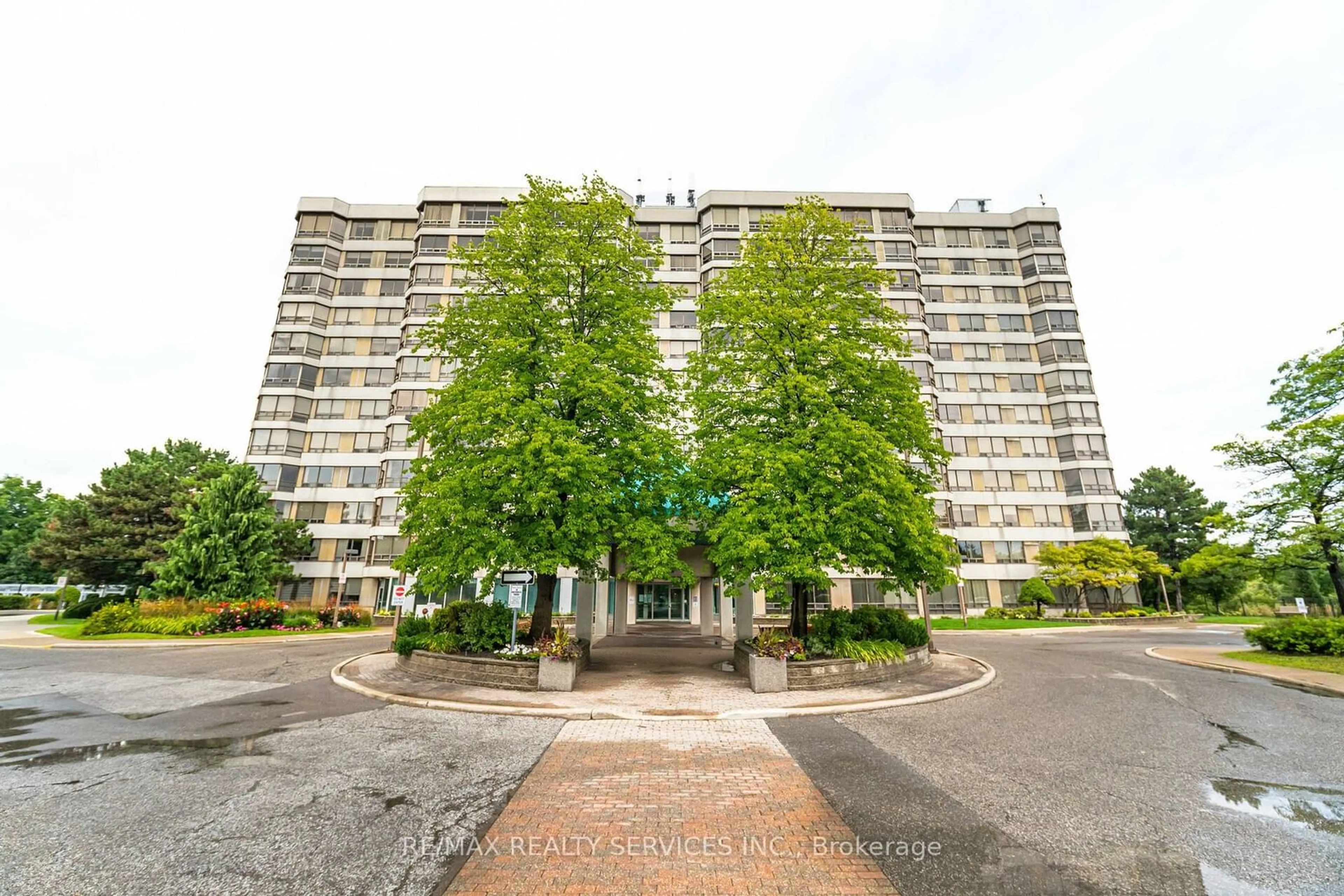 A pic from exterior of the house or condo, the front or back of building for 310 Mill St #805, Brampton Ontario L6Y 3B1