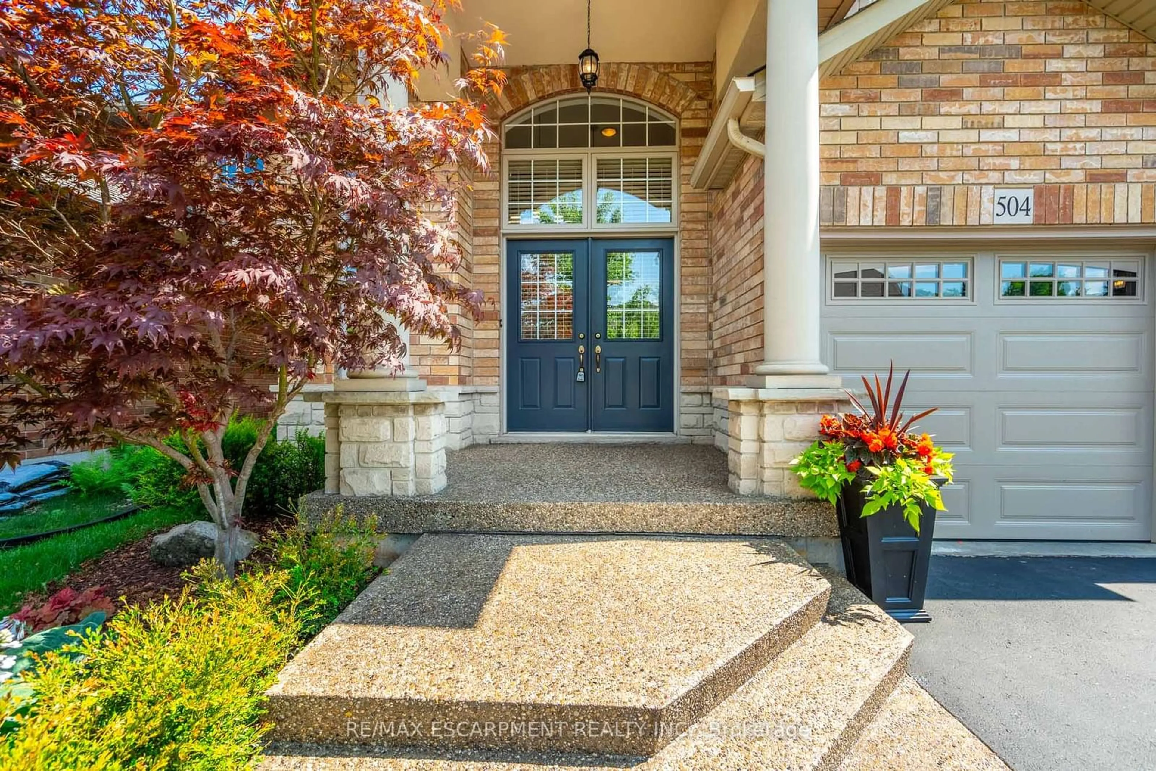 Indoor entryway, carpet floors for 504 Geranium Lane, Burlington Ontario L7T 4L5