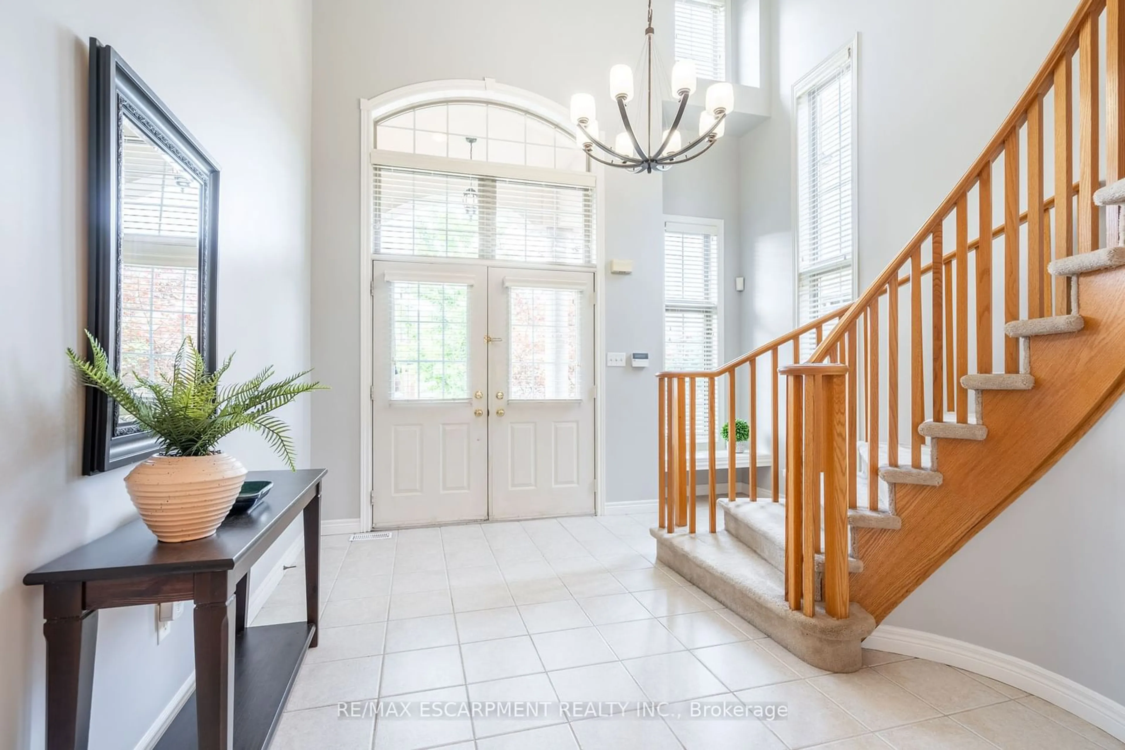 Indoor entryway, wood floors for 504 Geranium Lane, Burlington Ontario L7T 4L5