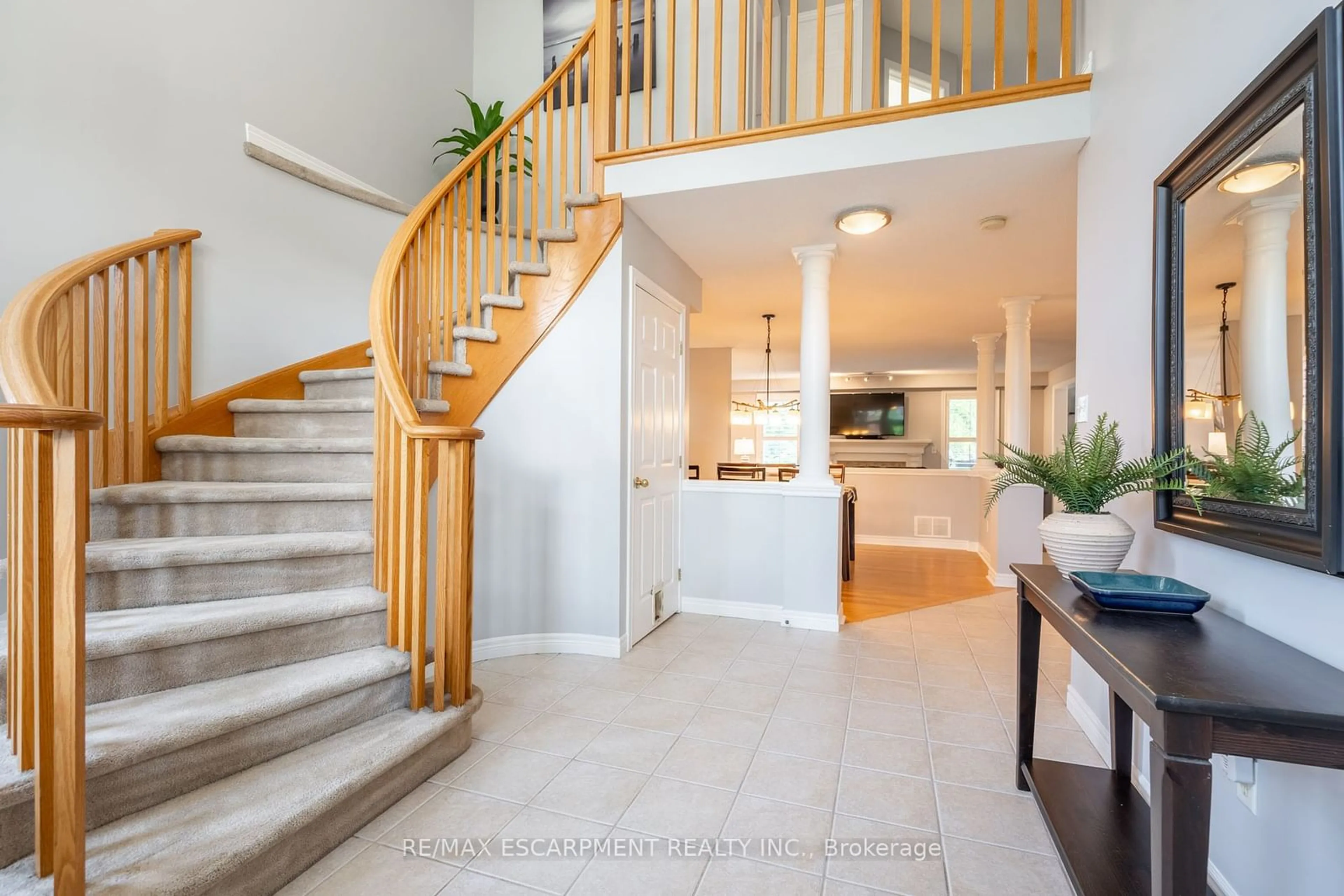 Indoor entryway, wood floors for 504 Geranium Lane, Burlington Ontario L7T 4L5