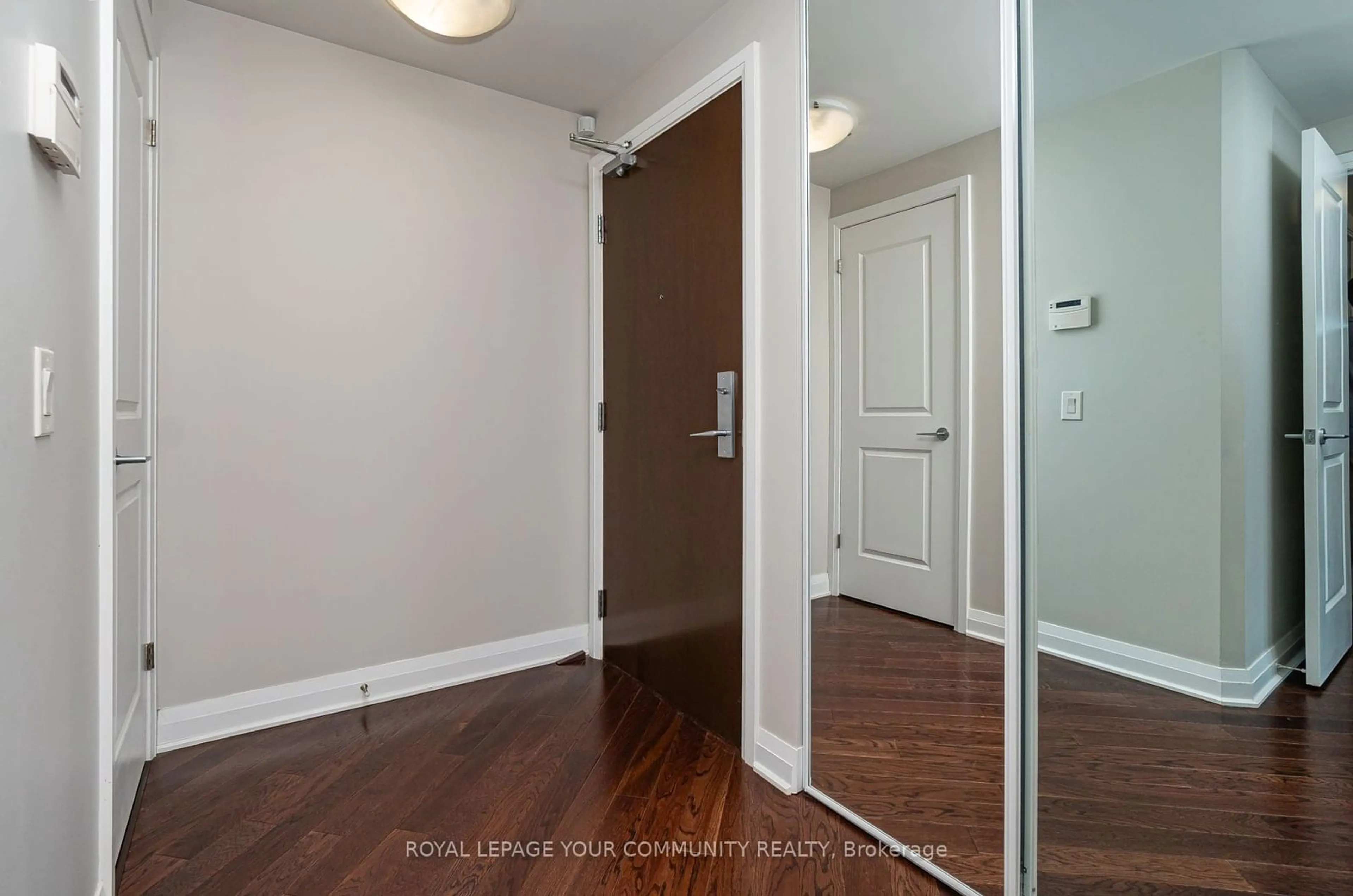 Indoor entryway for 1055 Southdown Rd #803, Mississauga Ontario L5J 0A3