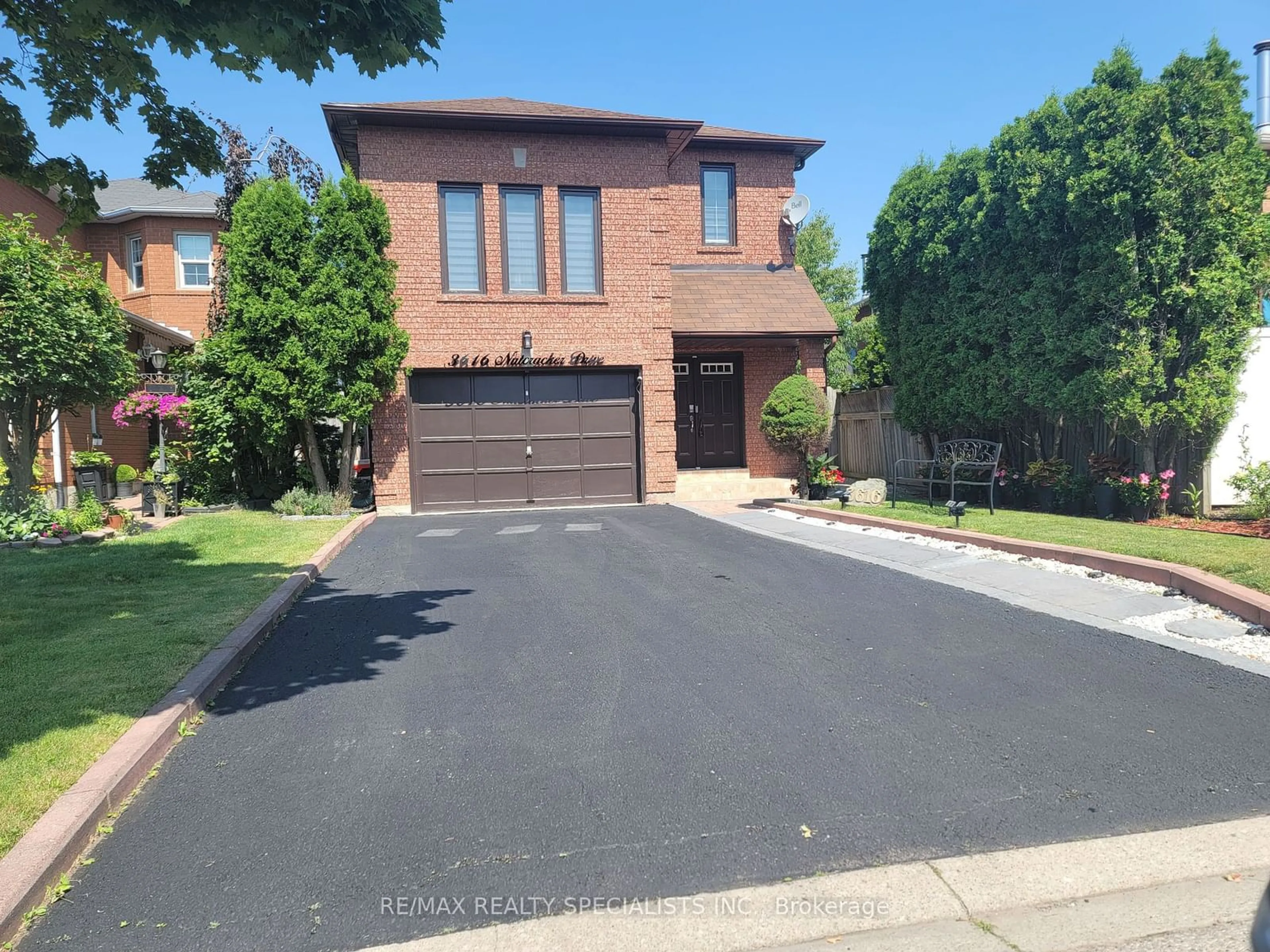 Frontside or backside of a home, the street view for 3616 Nutcracker Dr, Mississauga Ontario L5N 6G7