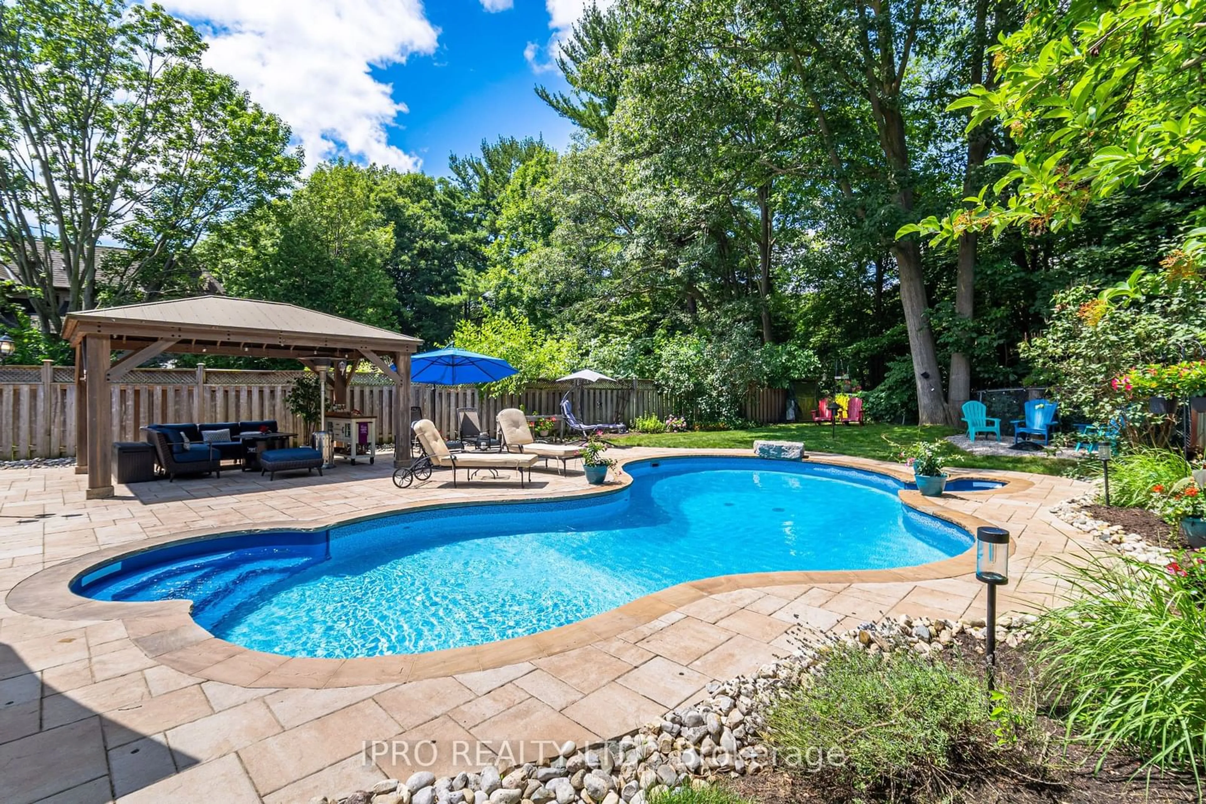 Indoor or outdoor pool for 1117 Springhill Dr, Mississauga Ontario L5H 1N2