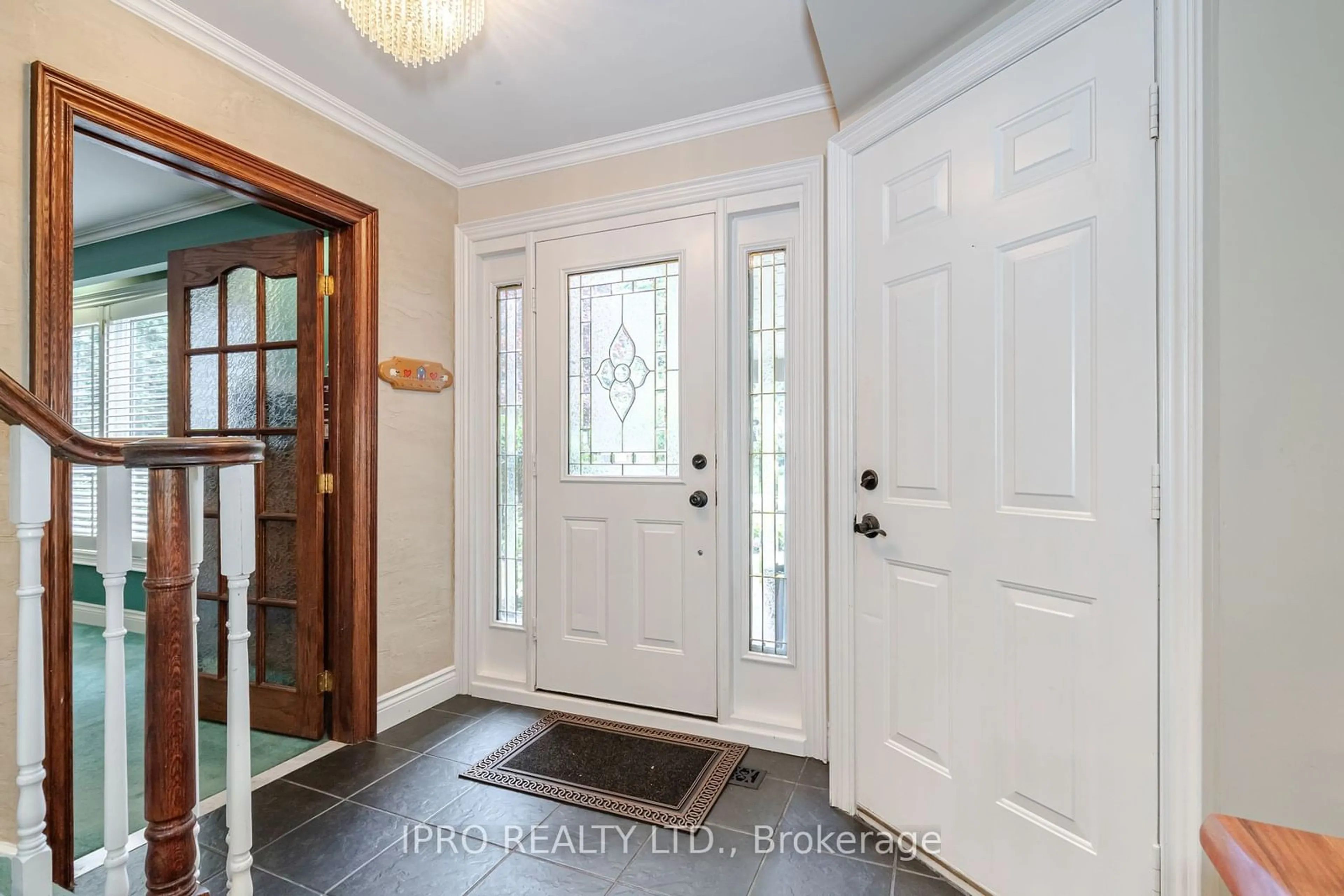 Indoor entryway, wood floors for 1117 Springhill Dr, Mississauga Ontario L5H 1N2