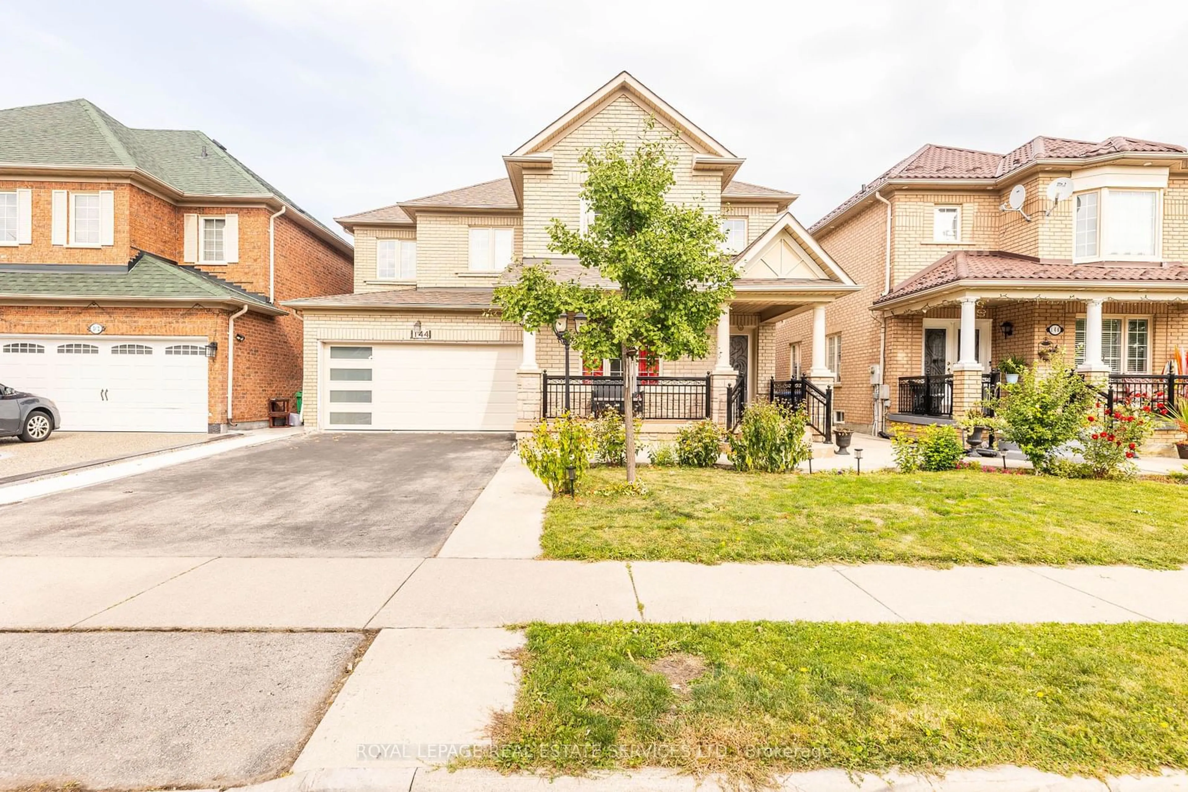 Frontside or backside of a home for 144 Saintsbury Cres, Brampton Ontario L6R 2W4