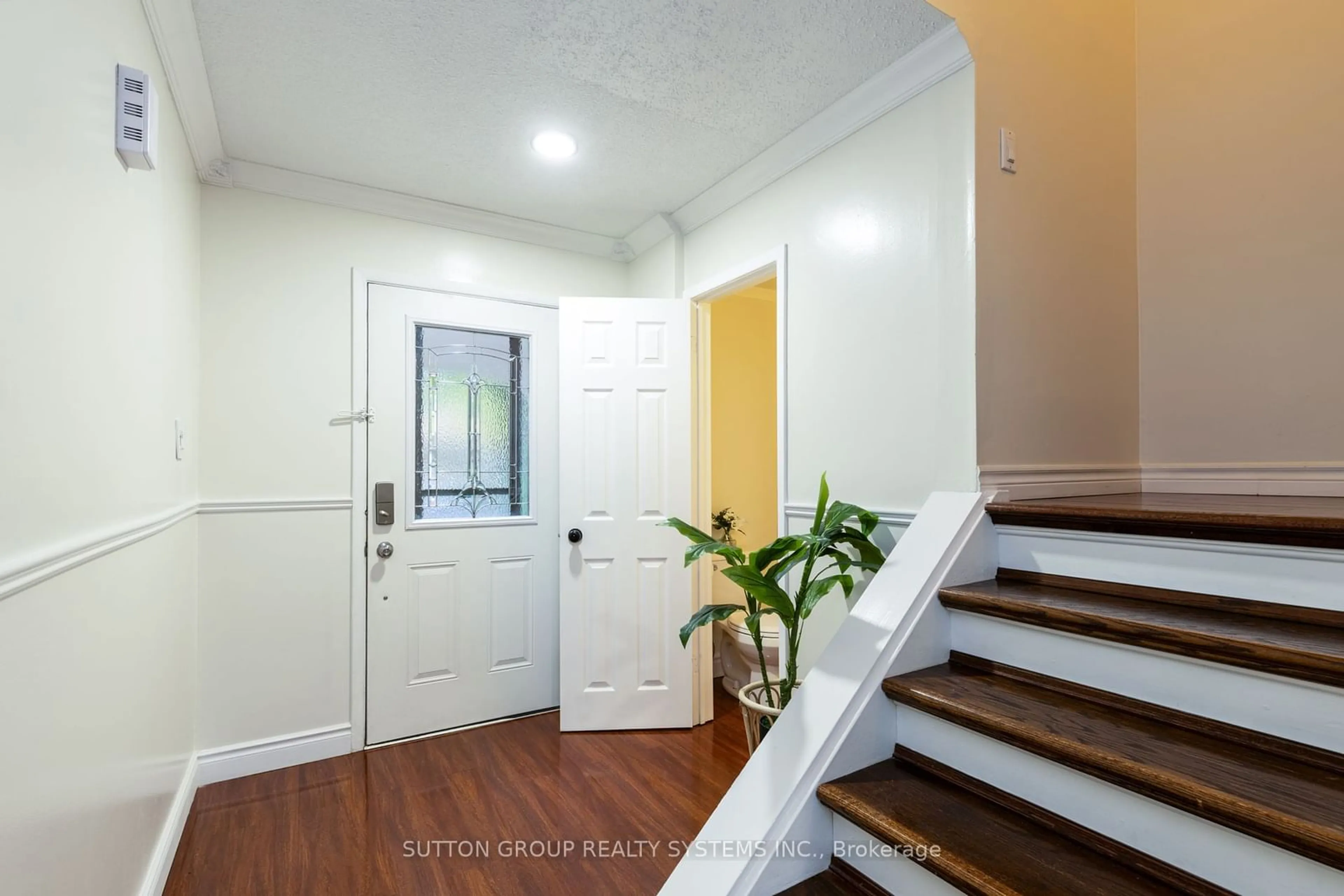 Indoor entryway for 1180 Mississauga Valley Blvd #39, Mississauga Ontario L5A 3M9