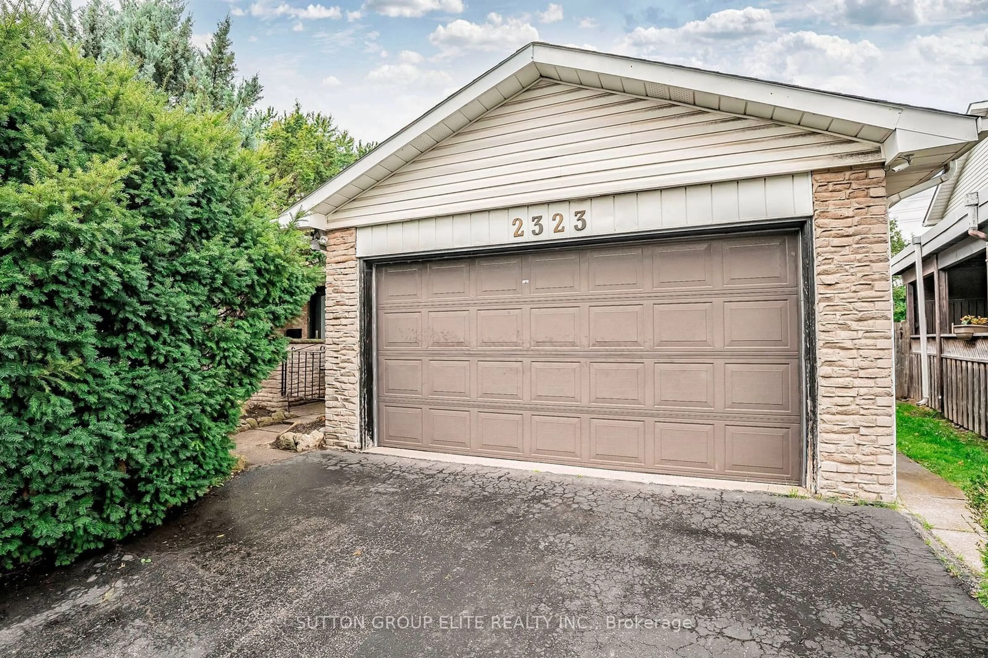 Indoor garage for 2323 Delkus Cres, Mississauga Ontario L5A 1K8