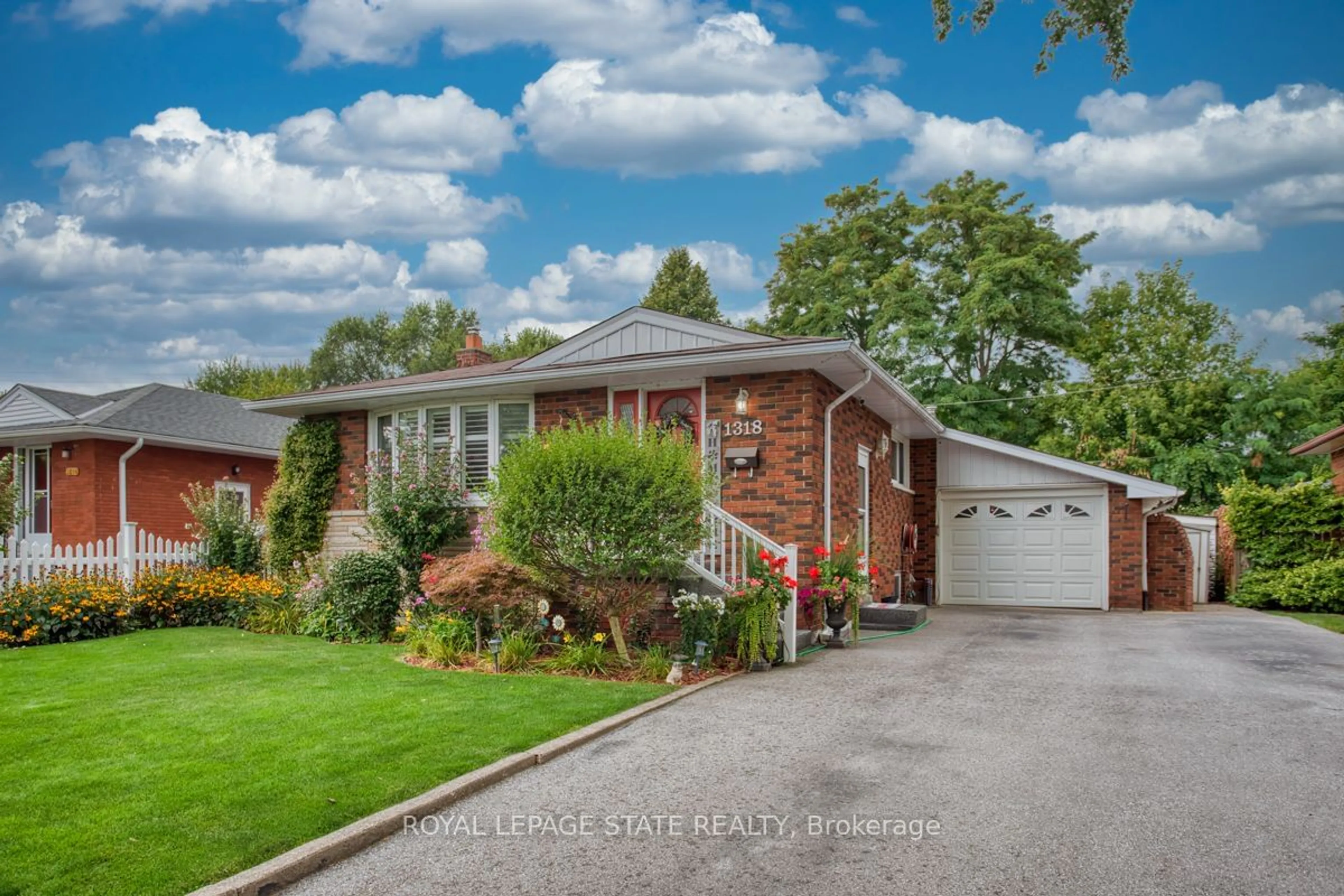 Frontside or backside of a home for 1318 Rosemary Cres, Burlington Ontario L7P 2P4