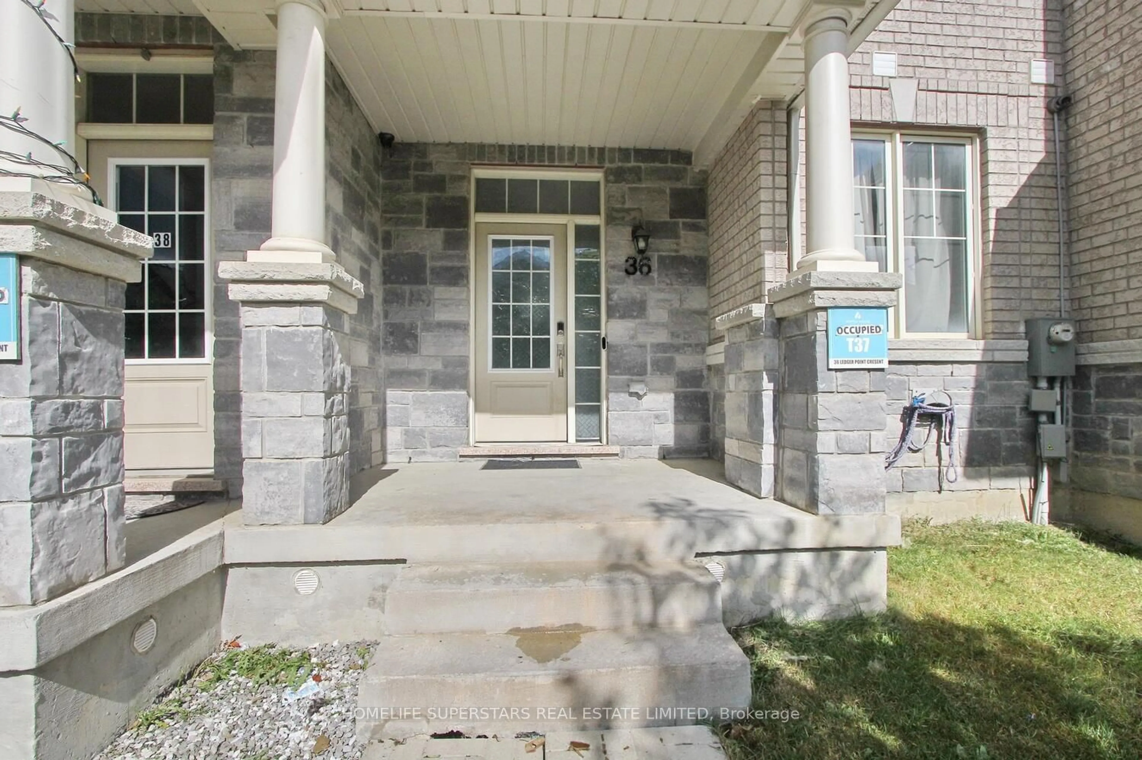 Indoor entryway, cement floor for 36 Ledger Point Cres, Brampton Ontario L6R 3W3